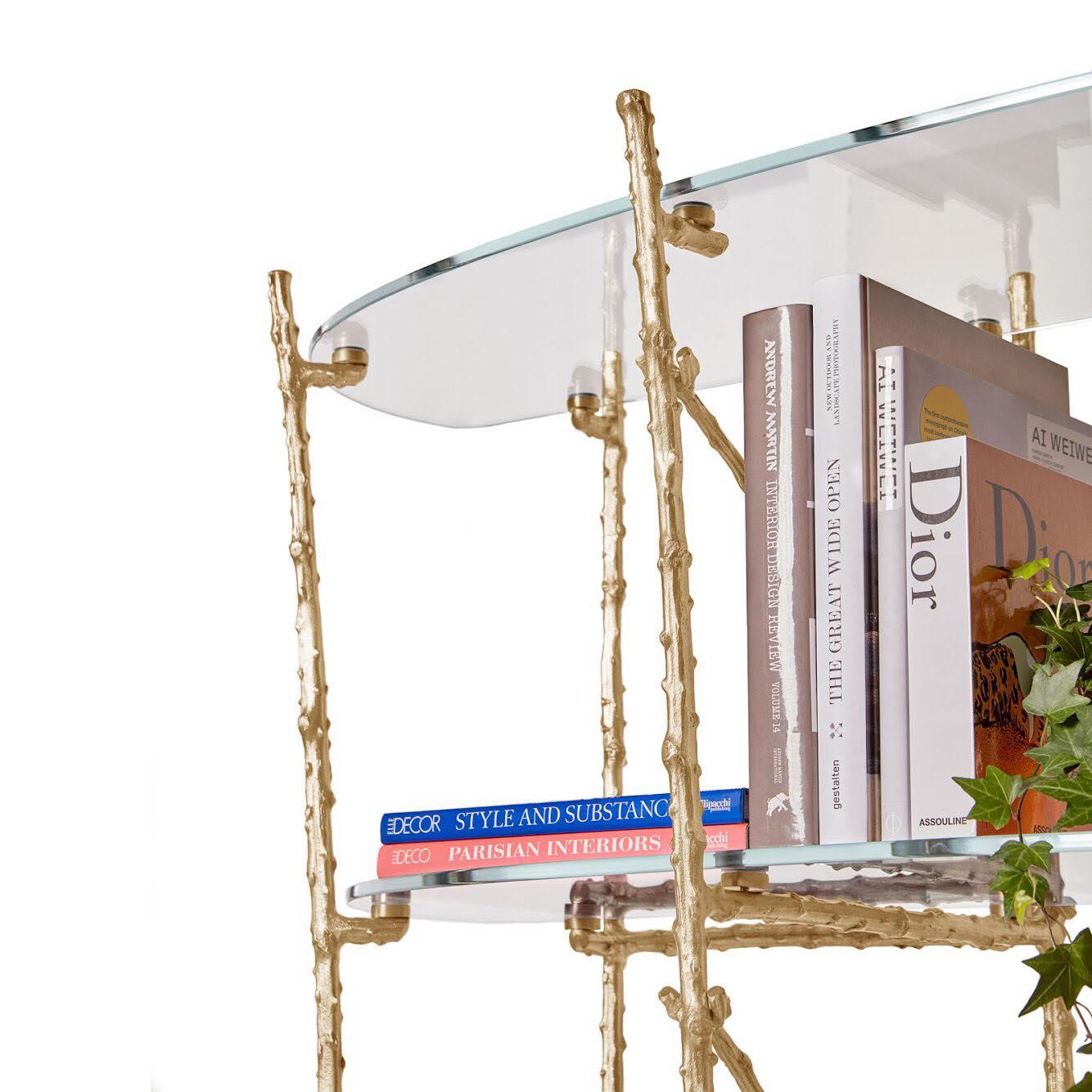 Bücherregal aus gegossenem Messing mit Struktur und Glasböden (Handgefertigt) im Angebot