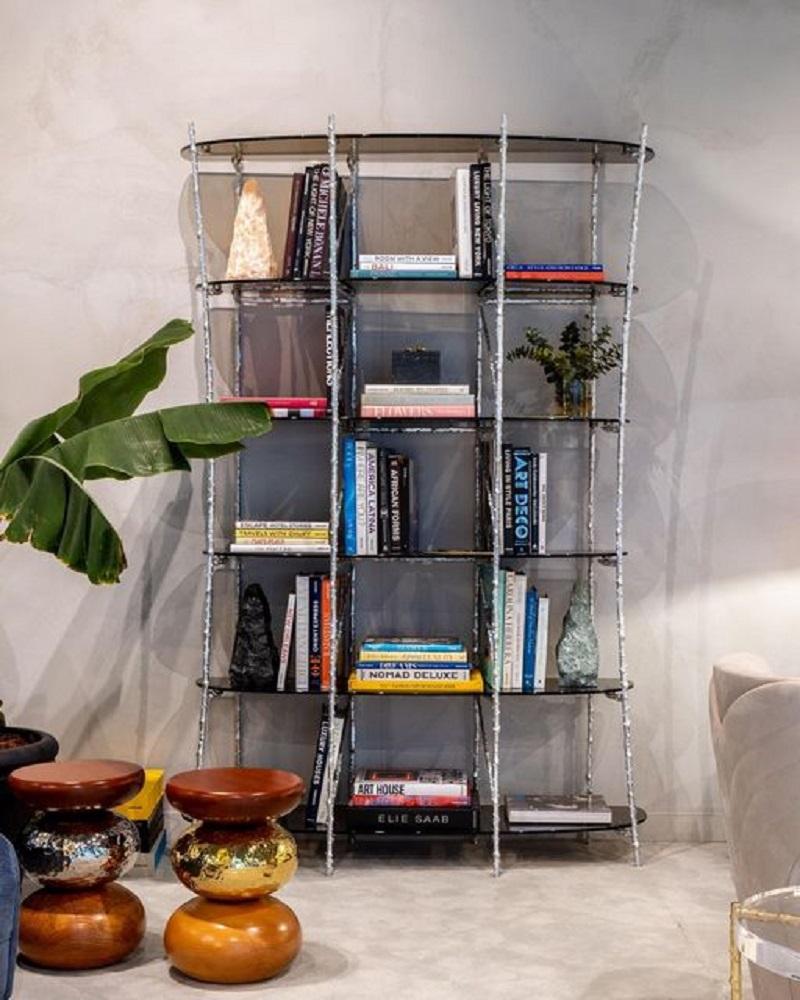 Bibliothèque avec structure en laiton moulé et étagères en verre en vente 1