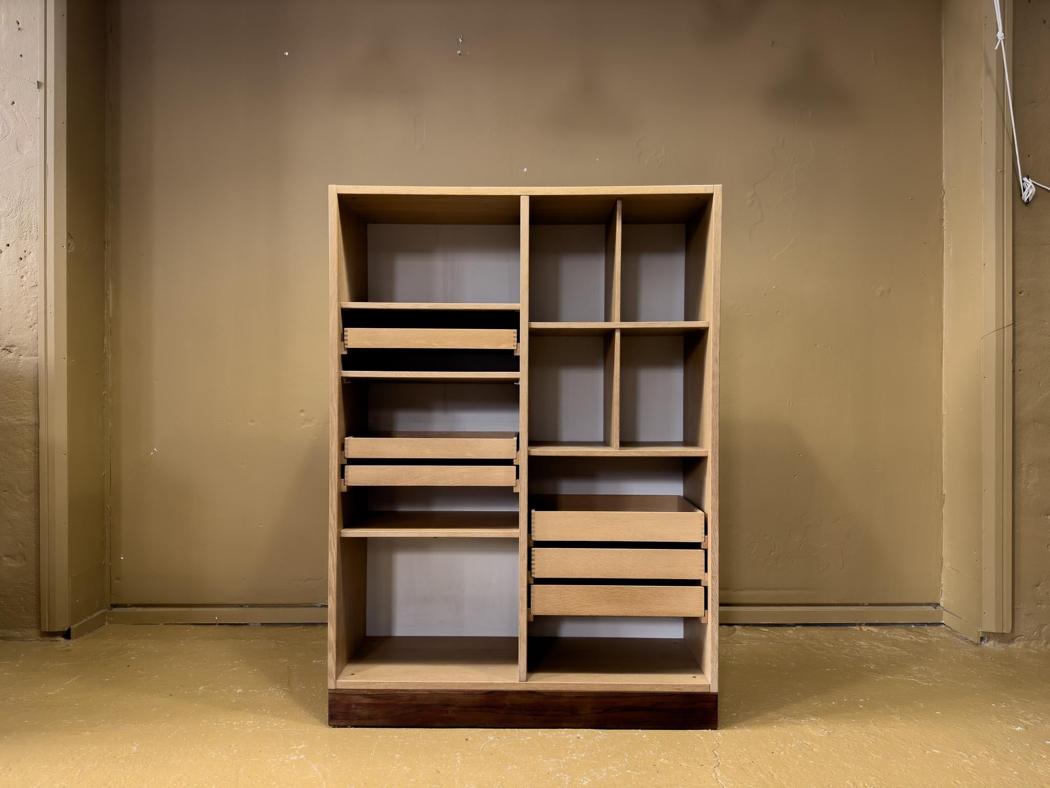 Dieses dänische Bücherregal aus der Mitte des Jahrhunderts ist eine schön strukturierte Aufbewahrungseinheit. Das aus hochwertigem Eichenholz gefertigte Bücherregal mit seiner hellen, natürlichen Oberfläche bietet eine ausgewogene Kombination aus
