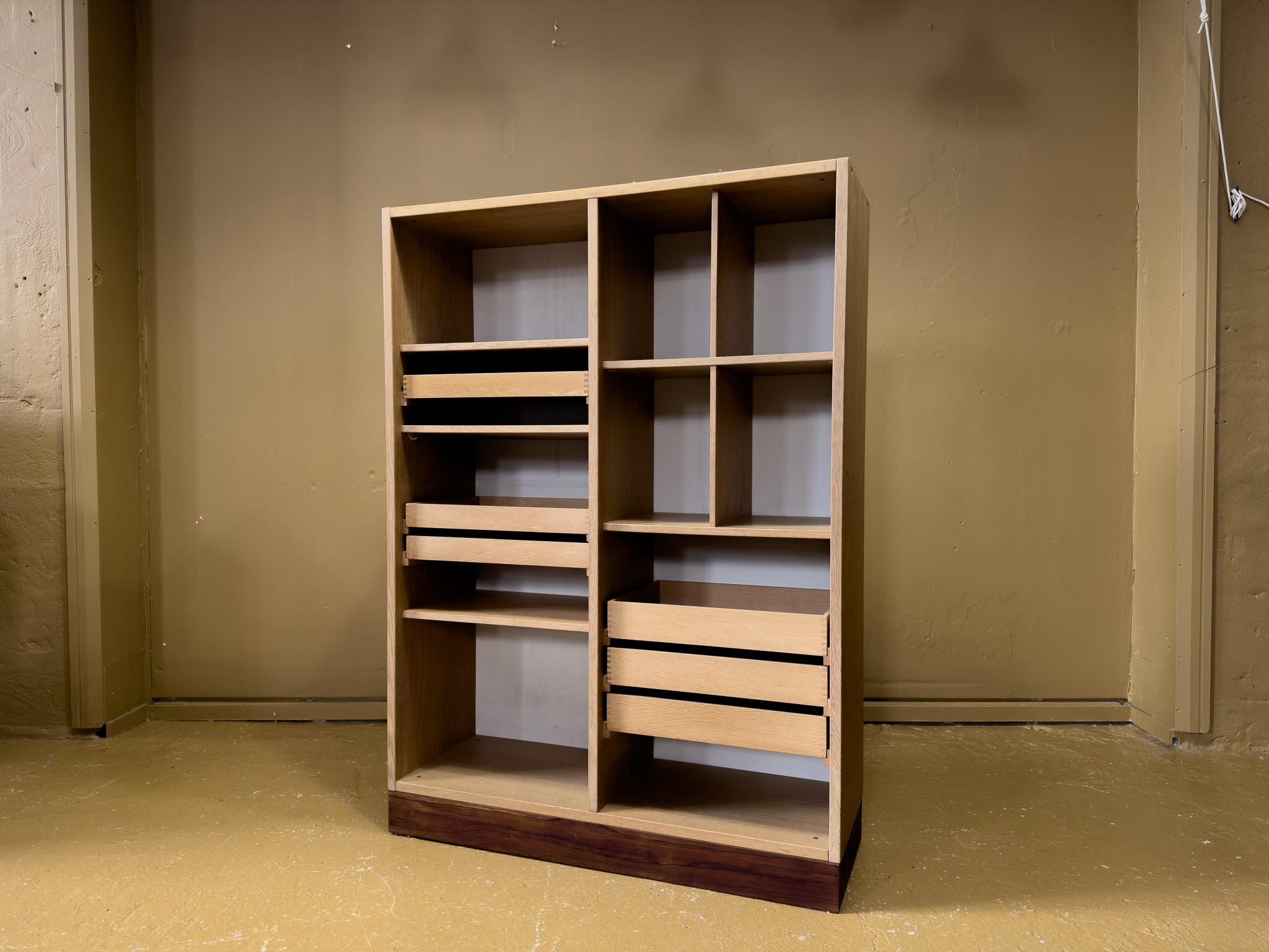 Bücherregal mit Schubladen (Moderne der Mitte des Jahrhunderts) im Angebot