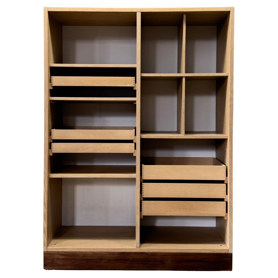 Bücherregal mit Schubladen im Angebot