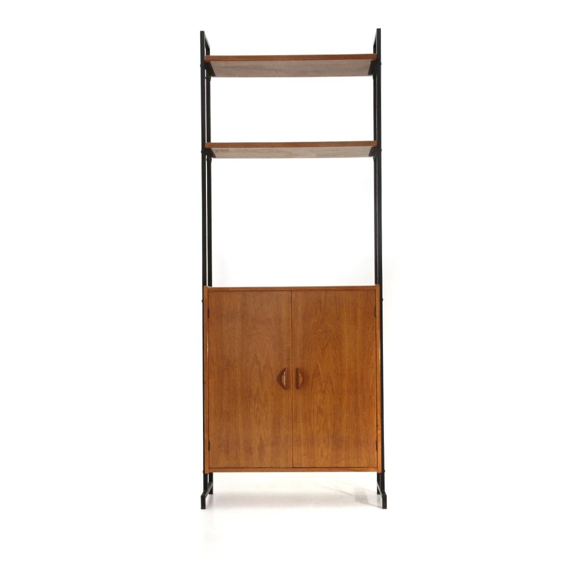 Italian-made bookcase produced in the 1960s.
Uprights in black painted metal.
Shelves and storage compartment in veneered wood.
Storage compartment with two internal shelves.
Handles in shaped wood.
Good general condition, some signs due to