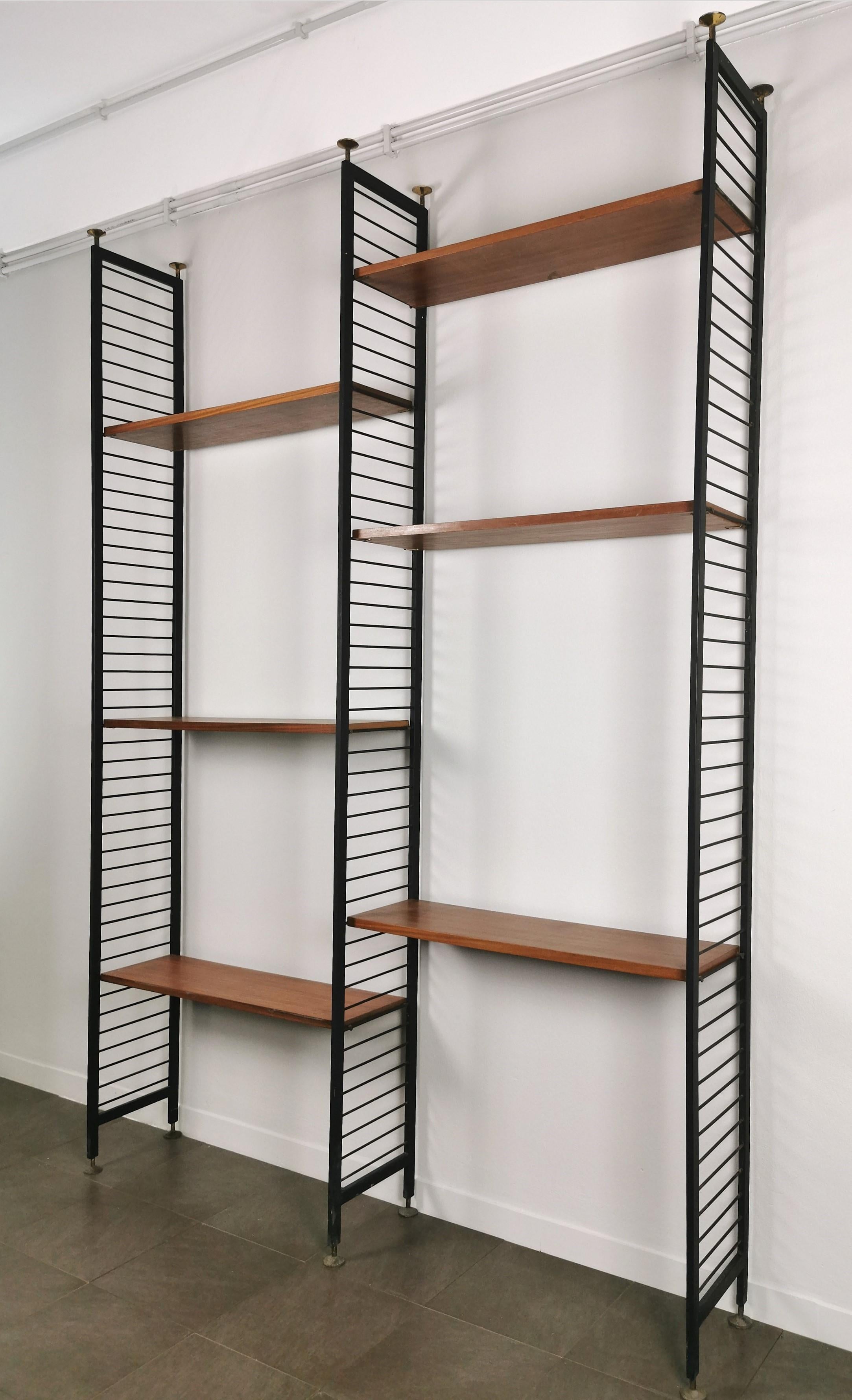 Modular wall bookcase produced in Italy in the 60s. The bookcase was made with 3 black enamelled metal uprights, adjustable brass feet and 6 wooden shelves that can be positioned according to your needs.




Total weight of the 3 uprights: 27