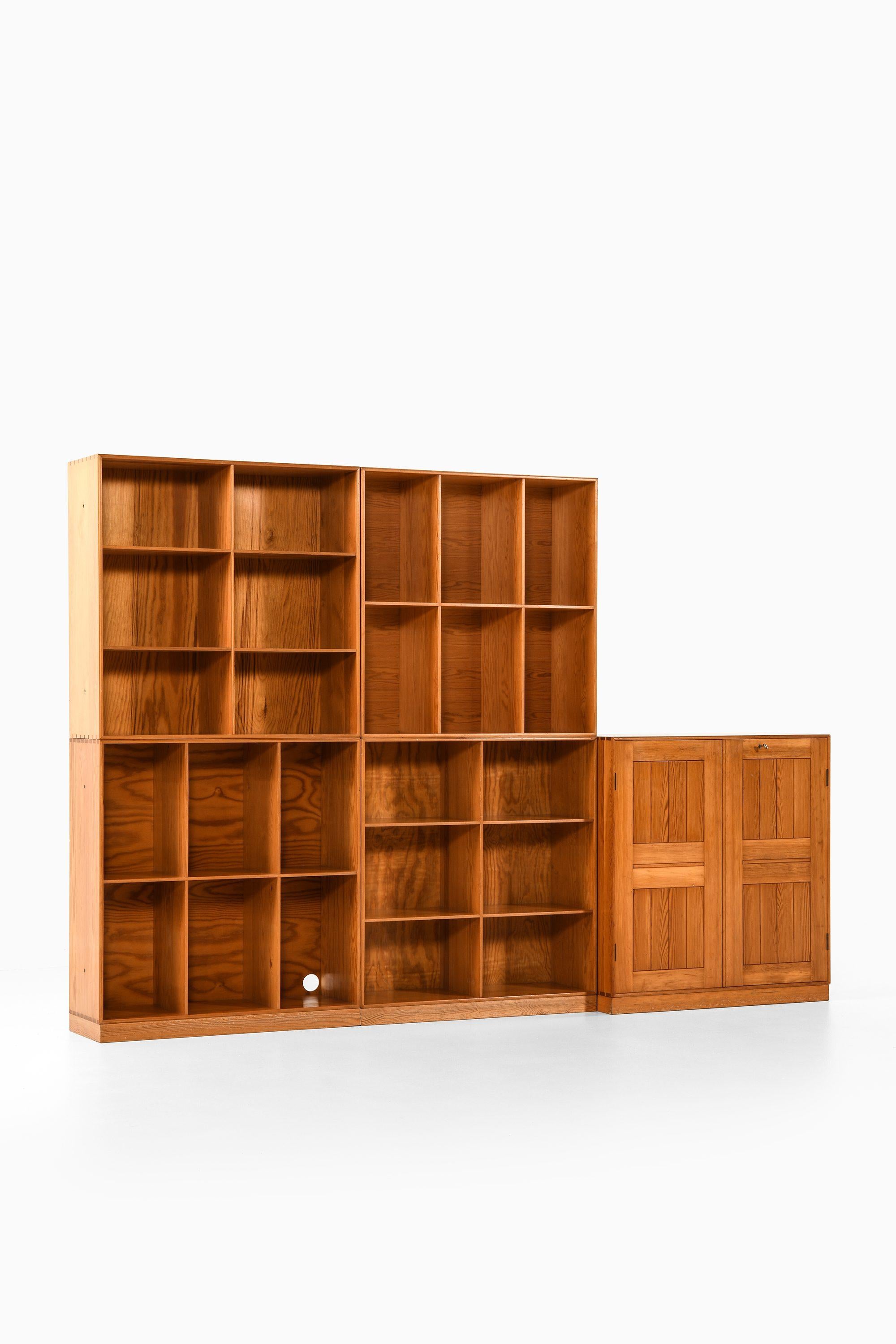 Librerie in pino dell'Oregon di Mogens Koch, 1933

Informazioni aggiuntive:
Materiale: Pino dell'Oregon
Stile: Metà secolo, Scandinavo
Prodotto dall'ebanista Rud Rasmussen in Danimarca
Dimensioni (L. x P. x H.): 76 x 27,5 x 76 cm
Dimensioni del
