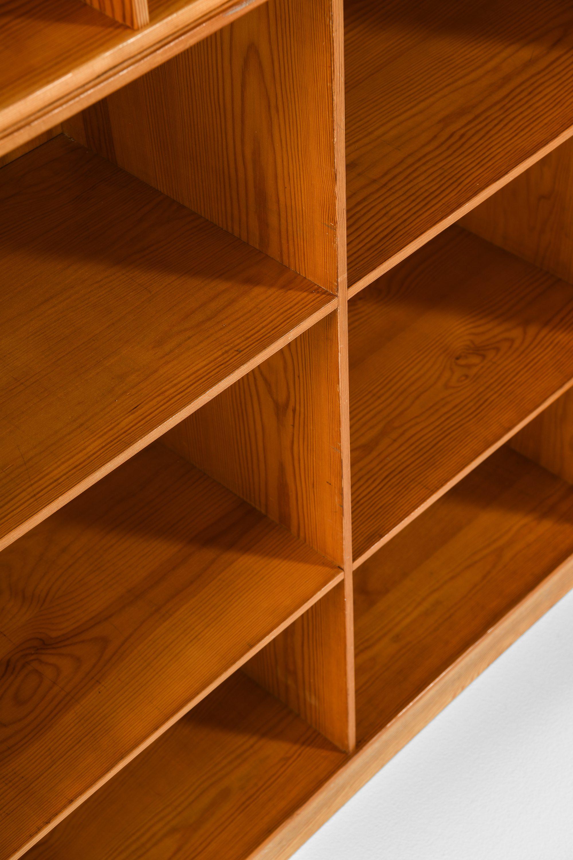 XX secolo Librerie in pino dell'Oregon di Mogens Koch, 1933 in vendita