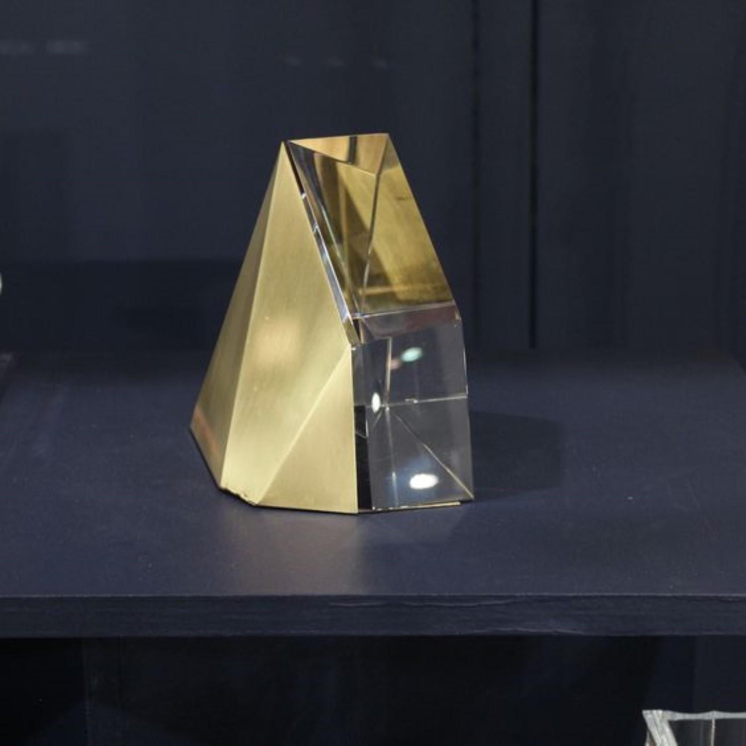 Eleva la tua libreria o la tua scrivania con questo splendido fermalibri in cristallo e ottone. Realizzato in cristallo trasparente di prima qualità con accenti in ottone lucido, questo fermalibri triangolare asimmetrico crea un'esposizione di