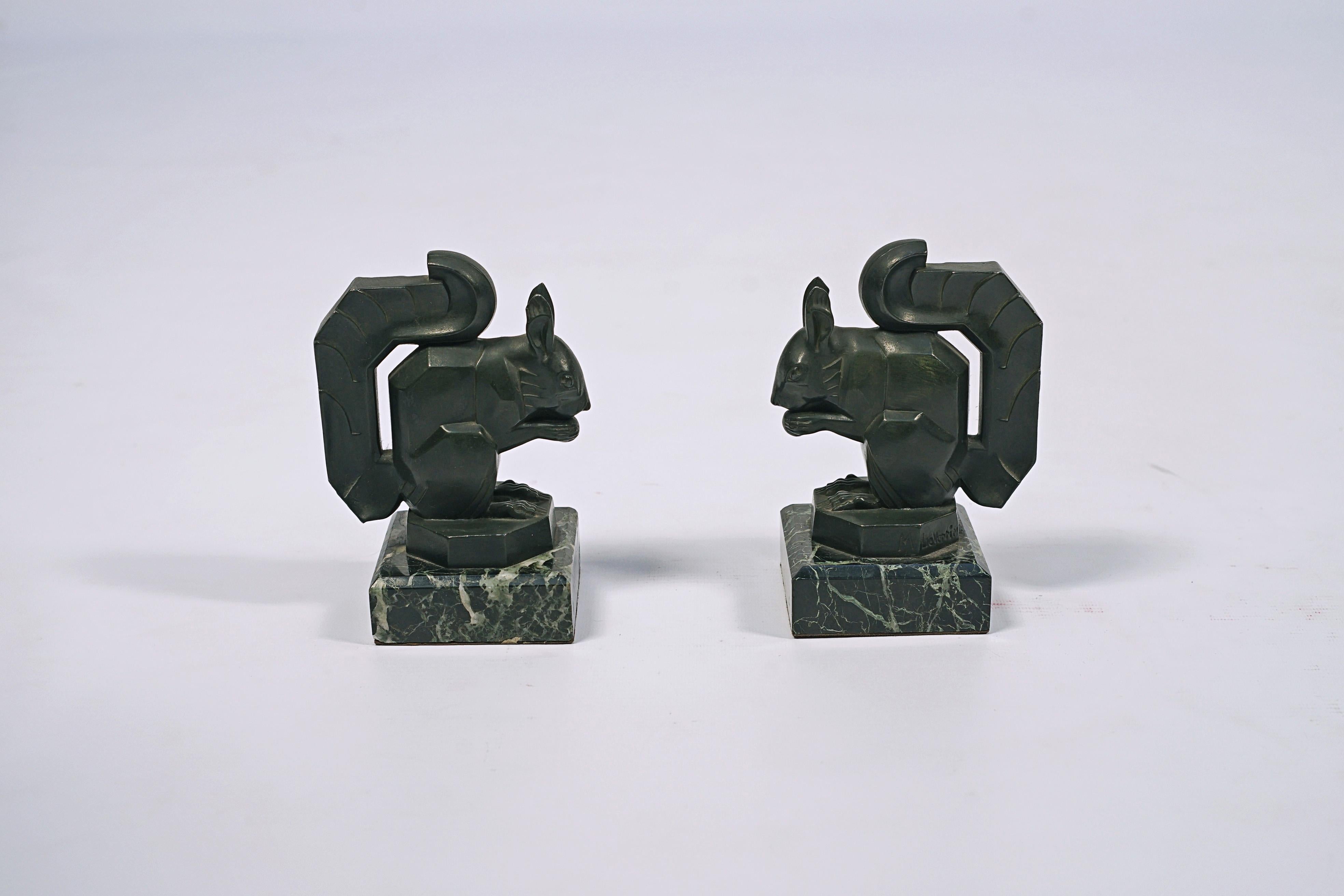 Paar Eichhörnchen-Buchpressen Modell N° 453, aus Bronze mit grüner Patina und mit einem Sockel aus grünem Marmor. Hergestellt von Max Le Verrier (1891- 1973). Unterzeichnet M Le Verrier.

Frankreich, CIRCA 1930.