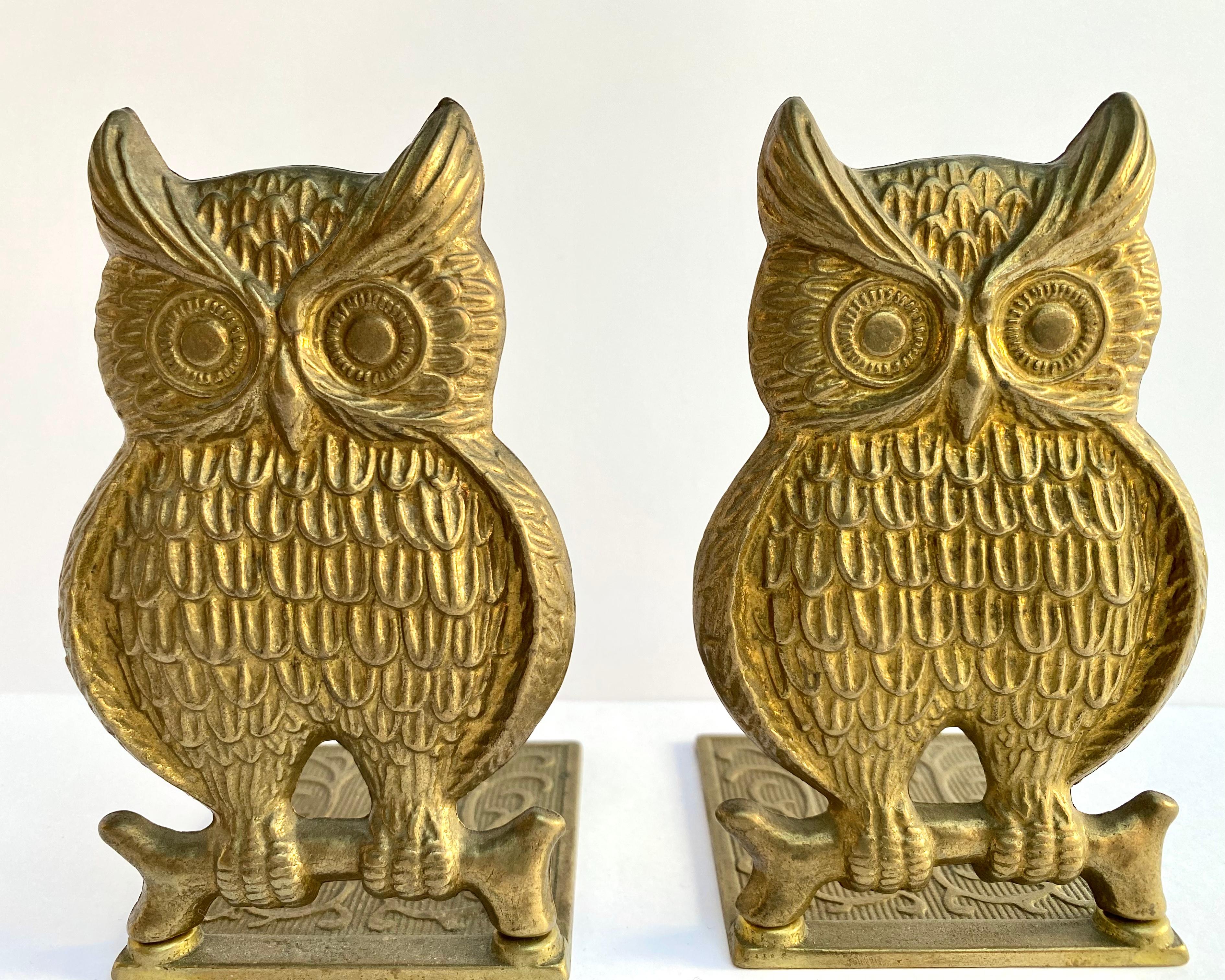 A beautiful bookend in untreated brass that will age naturally and darken over time.

Bookends Vintage Pair Solid Brass Owl Folding Bookends Ornate Mid Century Modern Wise Owl Doorstop Brass Set 2

Vintage Brass Owl Bookends

The bookends are very