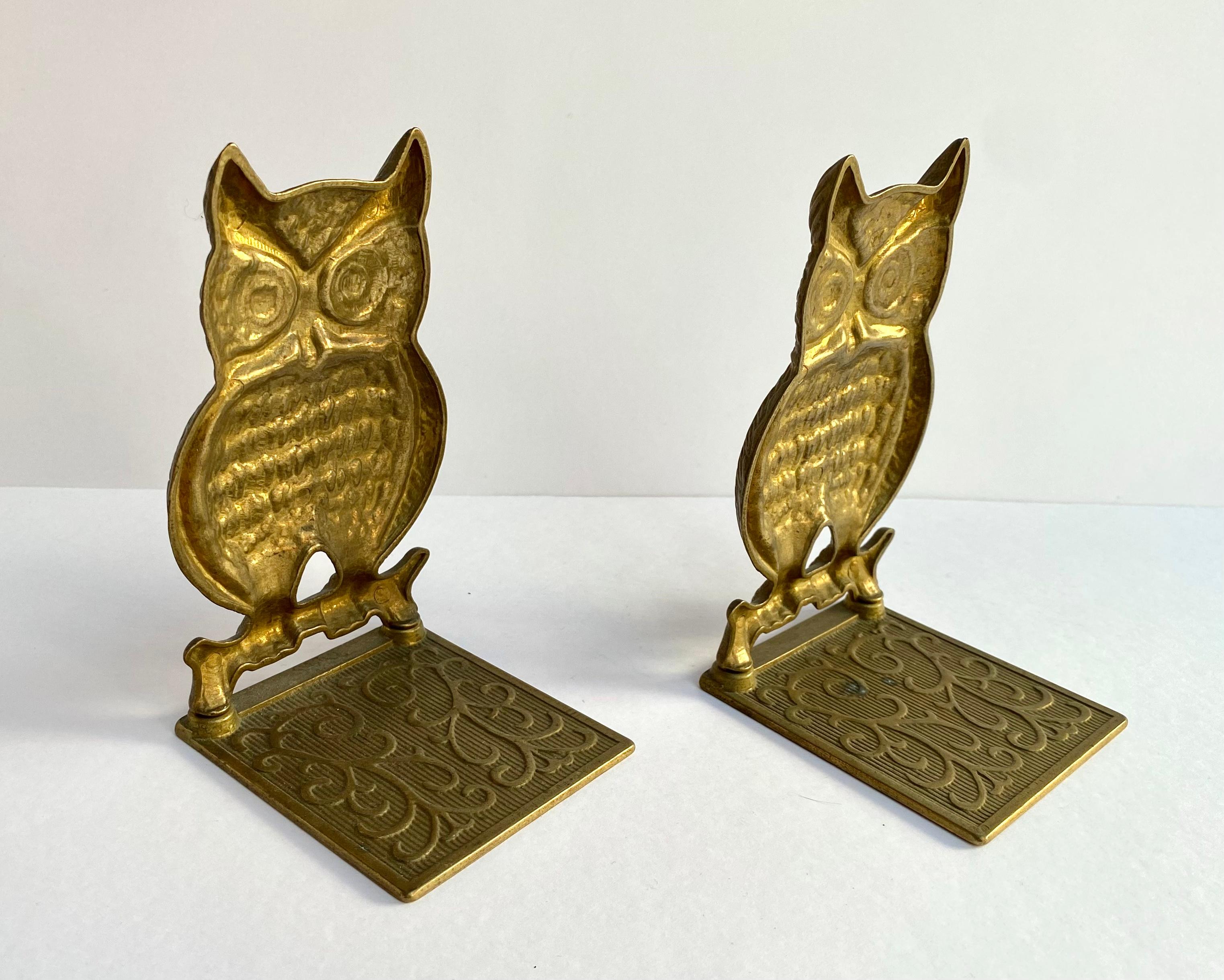 Bookend or Door Stopper Brass Vintage Owl Holding A Bone Set 2 Belgium 1960s In Excellent Condition In Bastogne, BE