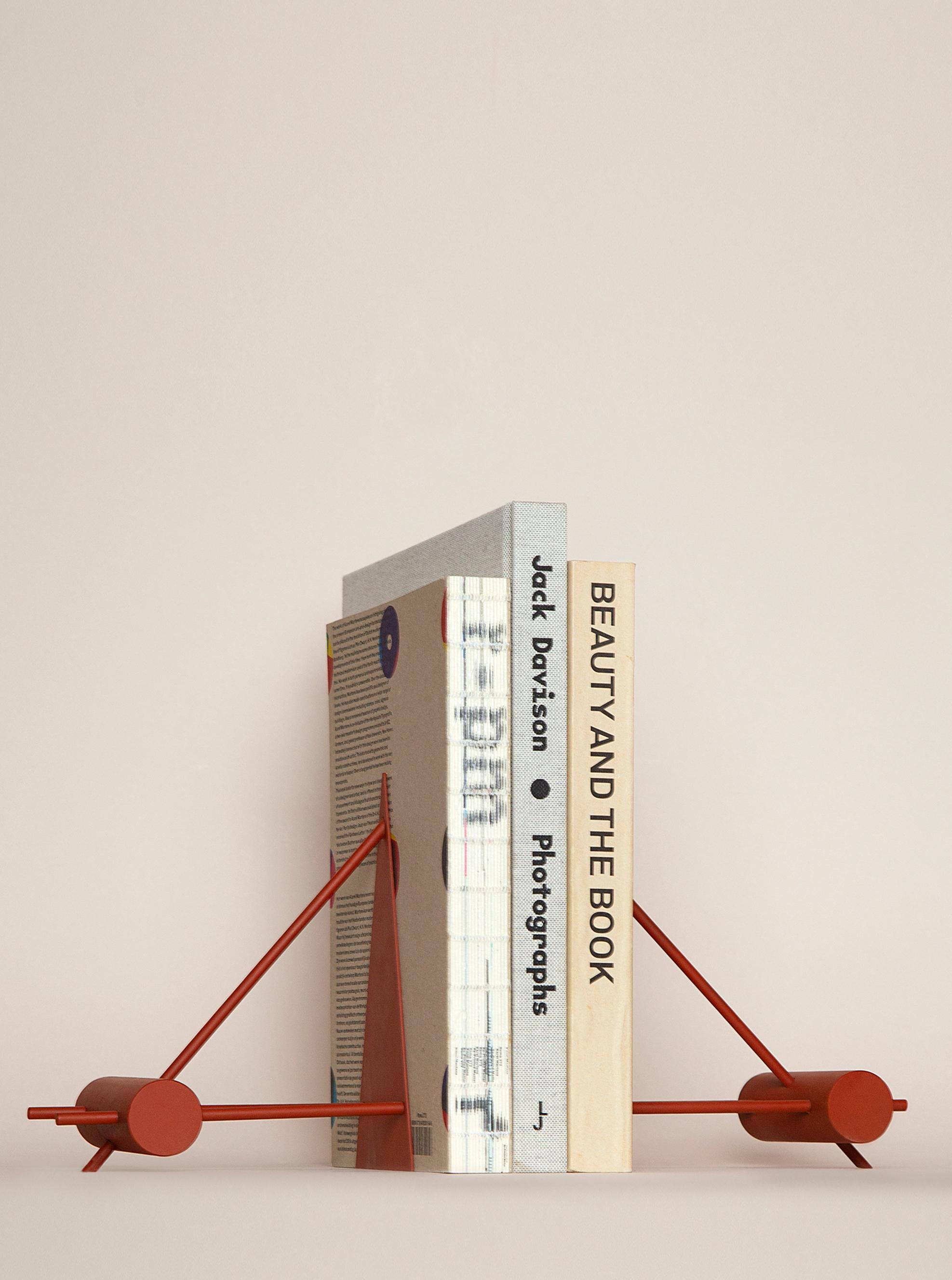 These bookends are made of iron.
Inspired by a suspension bridge.
