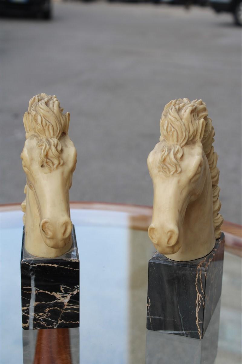Buchstützen Pferd aus elfenbeinfarbenem und Portoro-Marmor, italienisches Design, 1950er Jahre (Europäisch) im Angebot