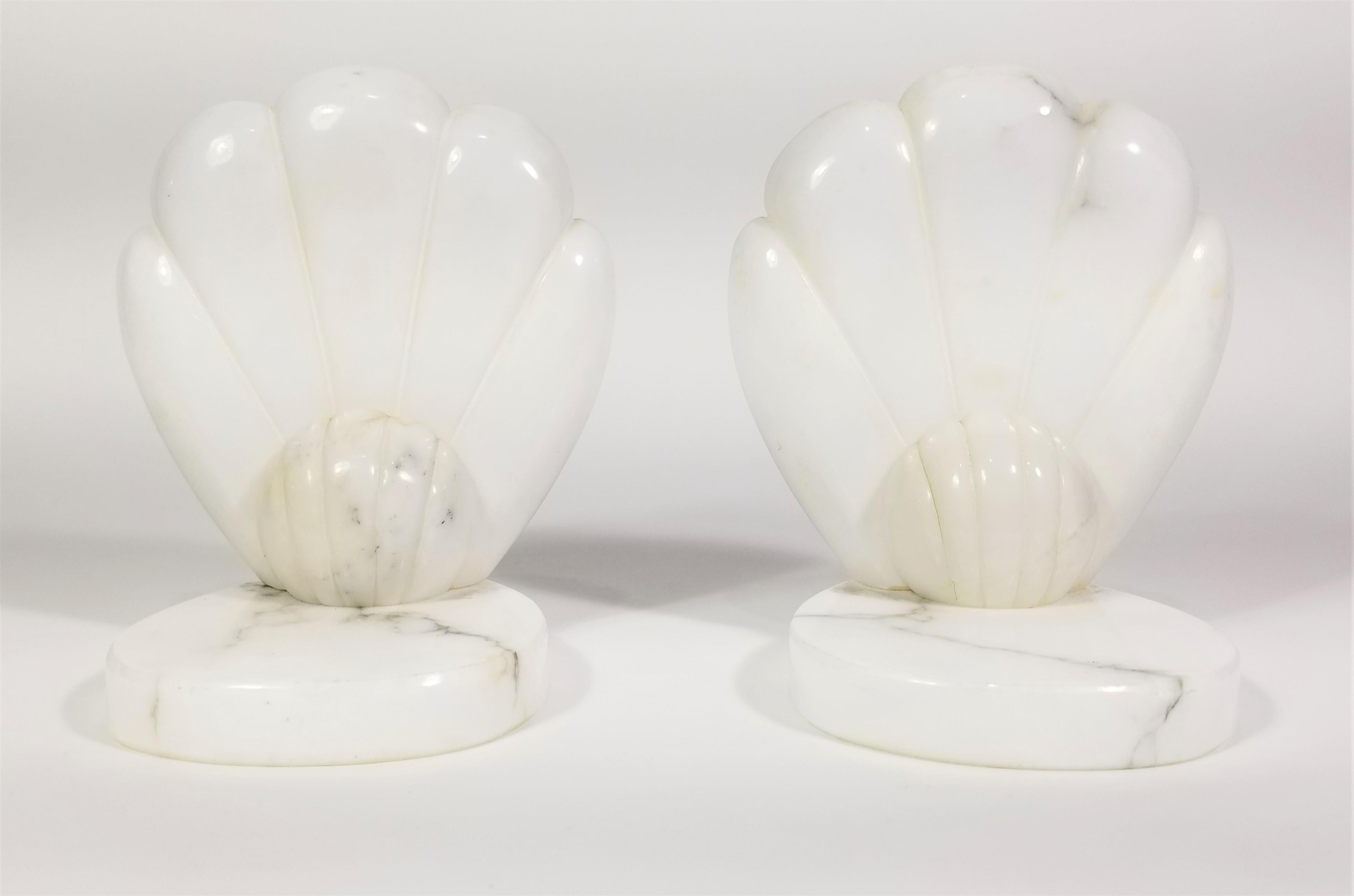 Fermalibri in marmo italiano della metà del secolo scorso. Design ispirato alle conchiglie Art Deco. Prodotto in Italia.