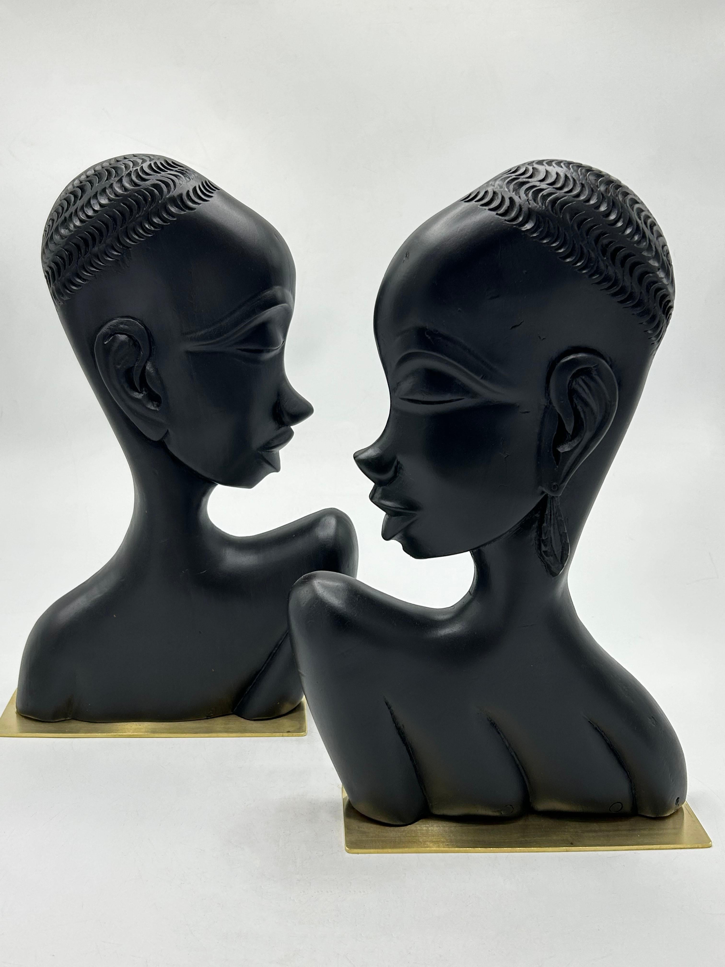 Coppia di reggilibri con busti africani del designer austriaco Hagenauer
Questa coppia di fermalibri, disegnata da Hagenauer a Vienna, in Austria, raffigura una coppia di busti di figure africane. I pezzi hanno una finitura scura, quasi nera, che