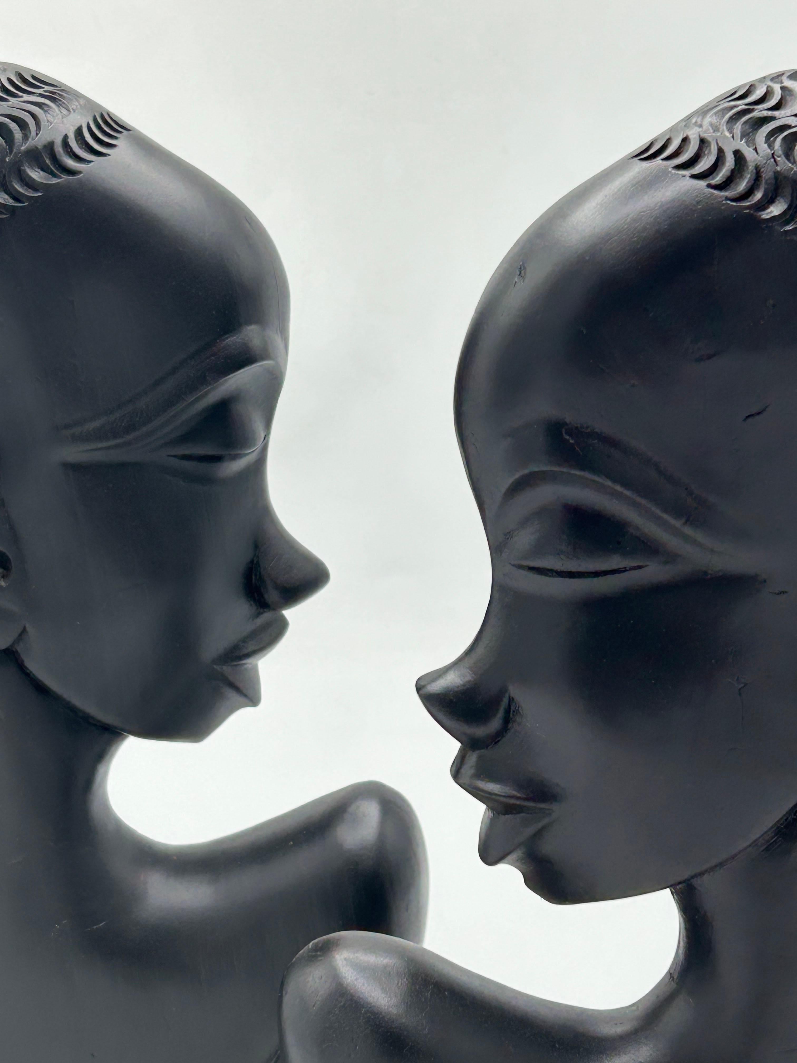 Art Déco Reggilibri di una coppia di busti africani del designer austriaco Hagenauer in vendita
