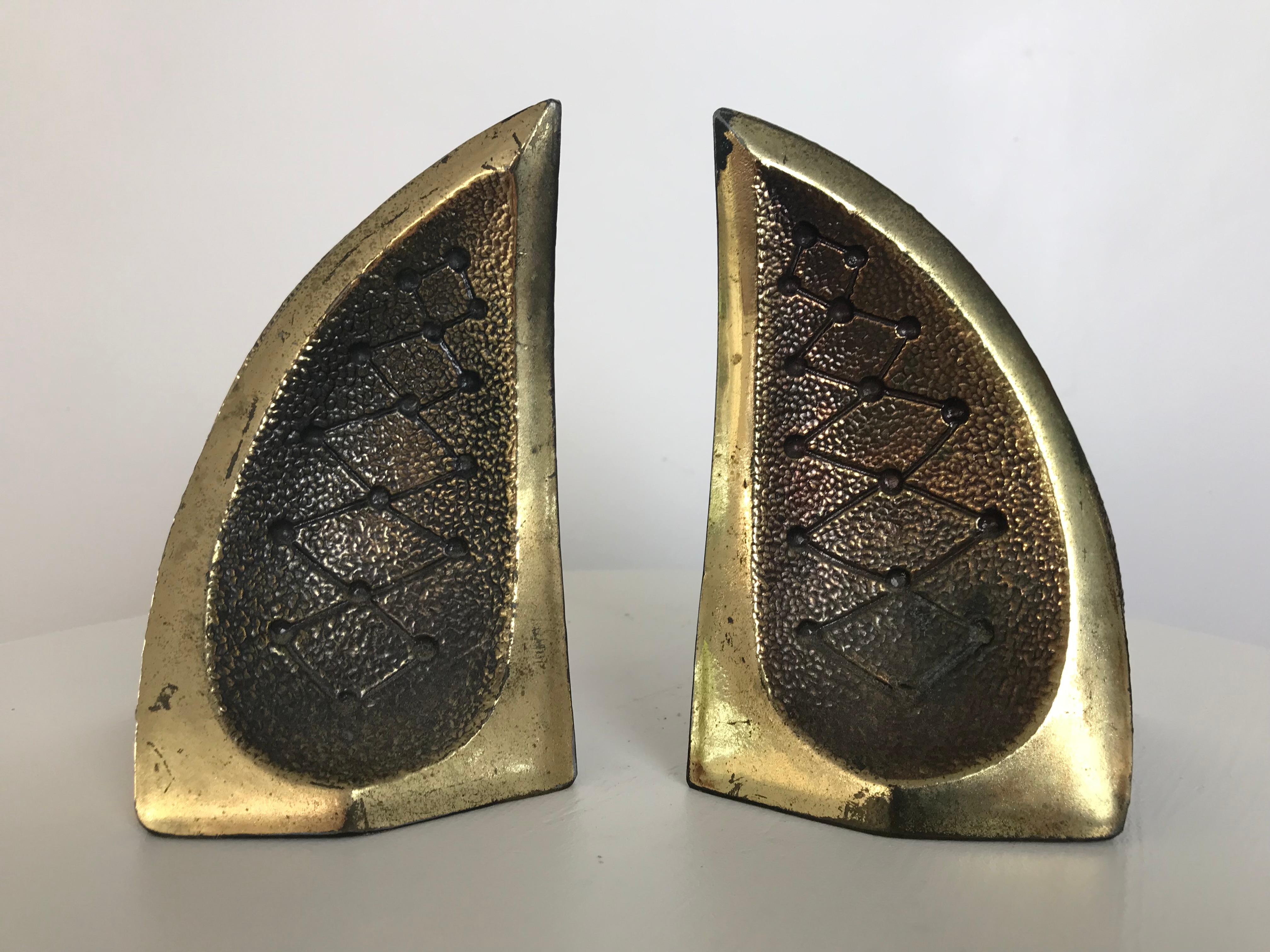 A nice set of engraved sculptural bookends in the style of Ben Seibel for Raymor. Brass-plated metal. Original condition - some spots of wear. Please see pictures, circa 1950s . 
First edition set of Viking Portable Poets books (1950) are not sold