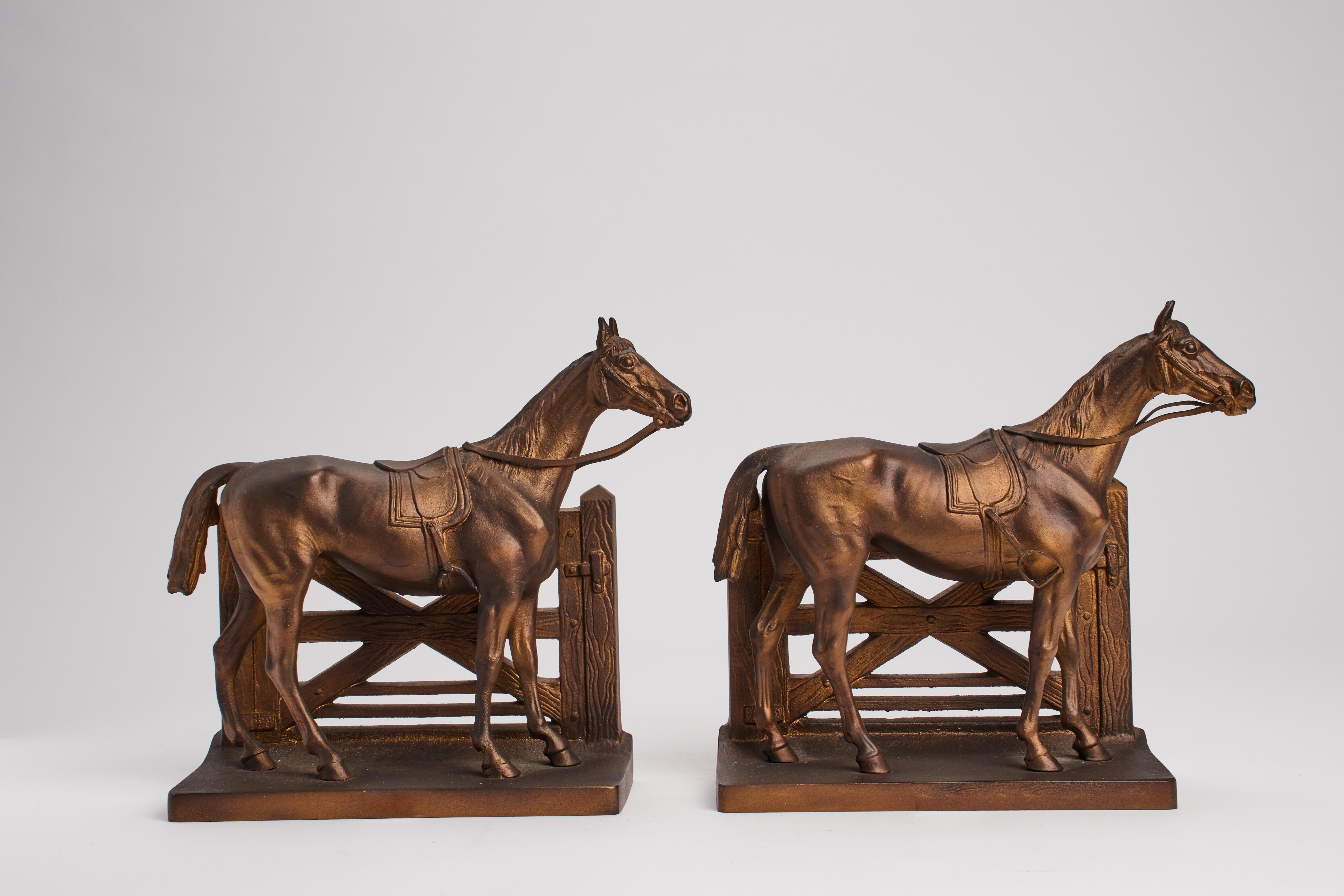 Pair of bookend patinated metal depicting horses at the rails. America end of 19th century. 
