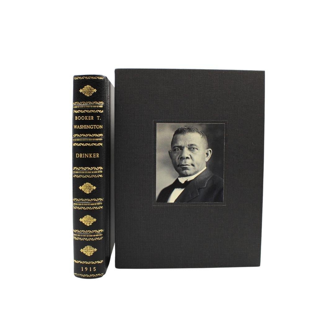 Drinker, Frederick E. Booker AT&T. Washington : L'esprit de maître d'un enfant de l'esclavage. Philadelphie : National Publishing Co., 1915. Édition commémorative. Reliure en ¼ de cuir noir et tissu, avec des bandes surélevées, des titres dorés, et