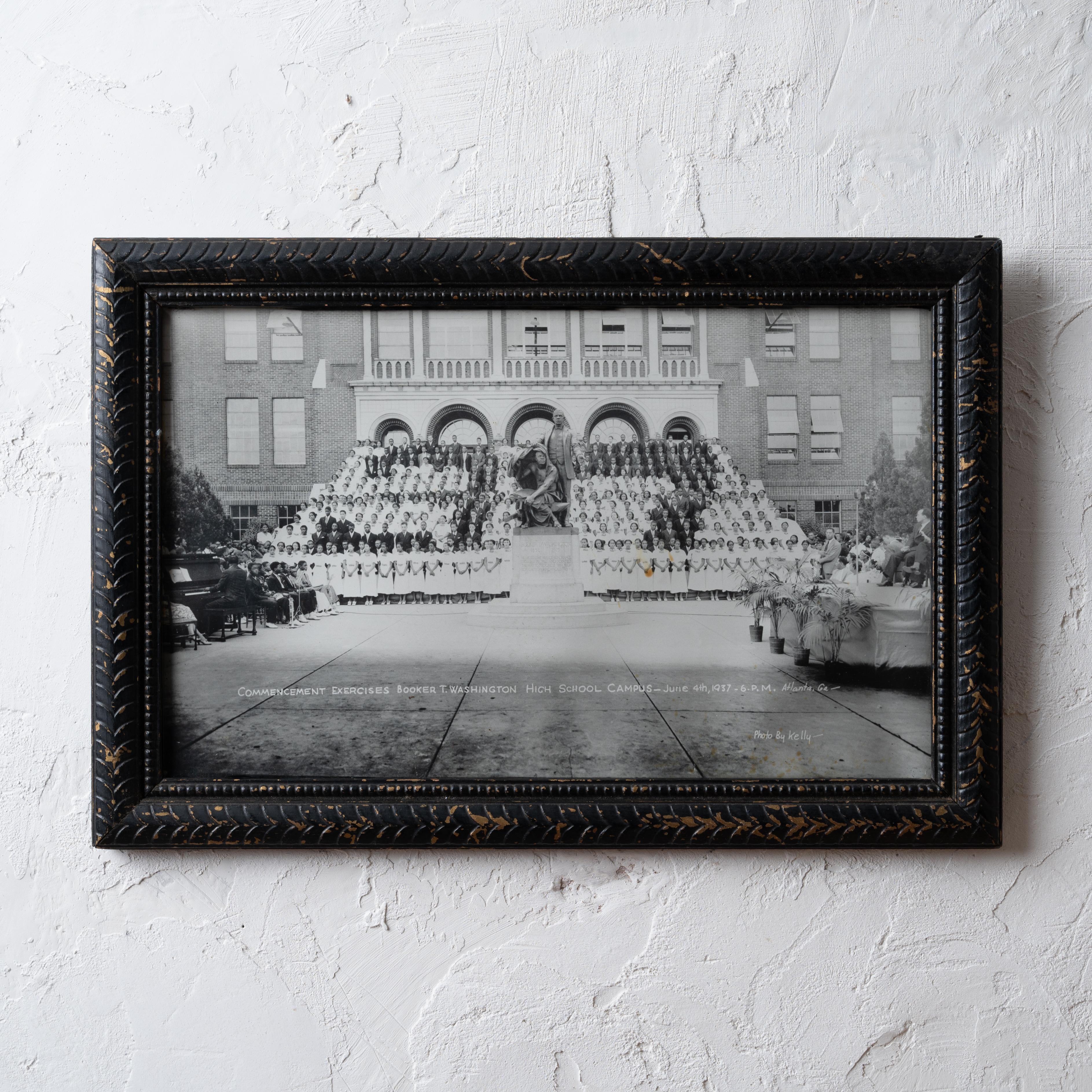 Photographie originale des exercices de remise des diplômes du lycée Booker AT&T de 1937.  

20 ½ par 13 ¾ pouces

Bon état. Dans son cadre d'origine d'époque, avec des traces d'usure ; quelques rousseurs sur la photographie.
