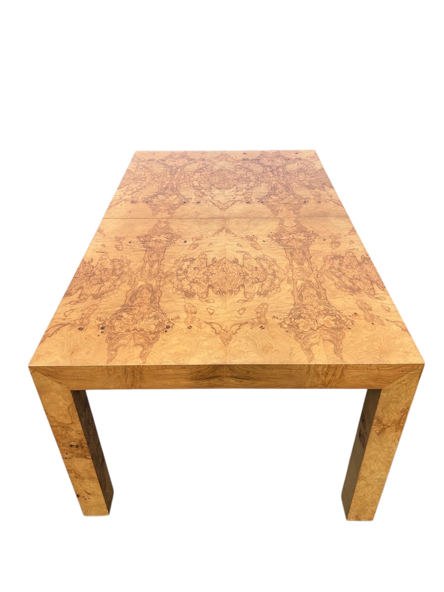 Exceptionnelle table de salle à manger à rallonge de style Parsons par Milo Baughman pour Thayer CIRCA, vers 1970. Placage de bois de bourgogne assorti à une construction en bois dur massif. Les magnifiques veinures de cette table sont exquises et