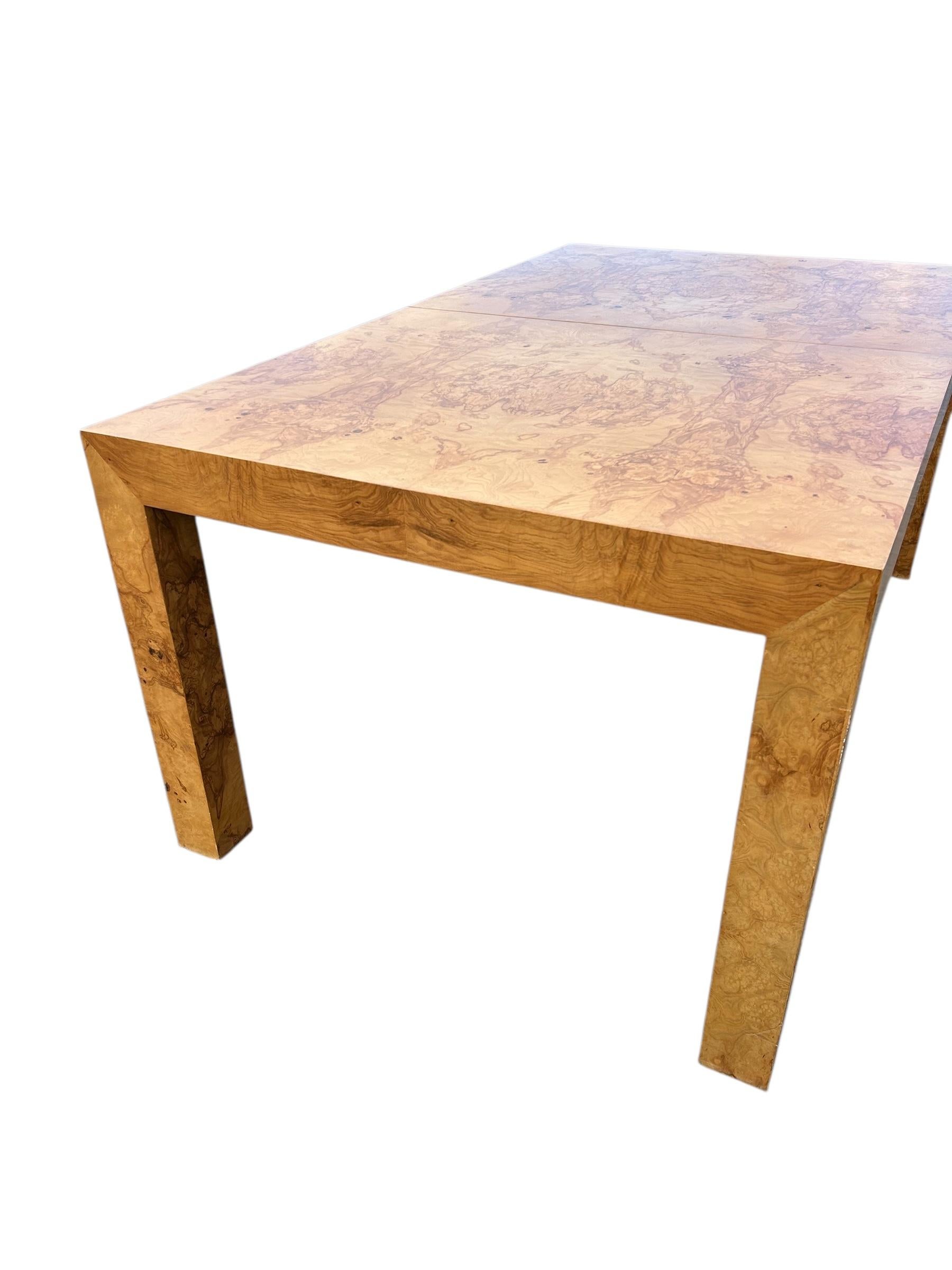 Mid-Century Modern Table de salle à manger en bois de bouleau assortie par Milo Baughman en vente