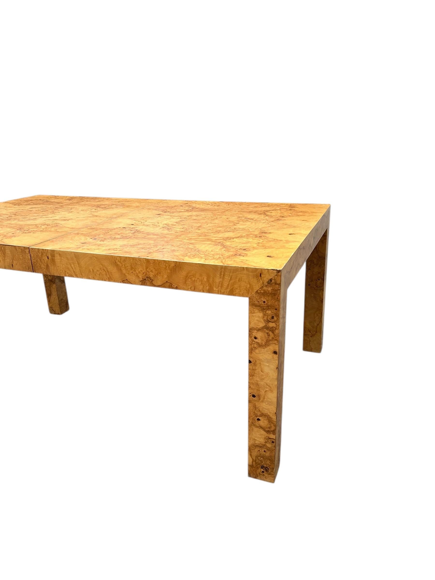 Américain Table de salle à manger en bois de bouleau assortie par Milo Baughman en vente