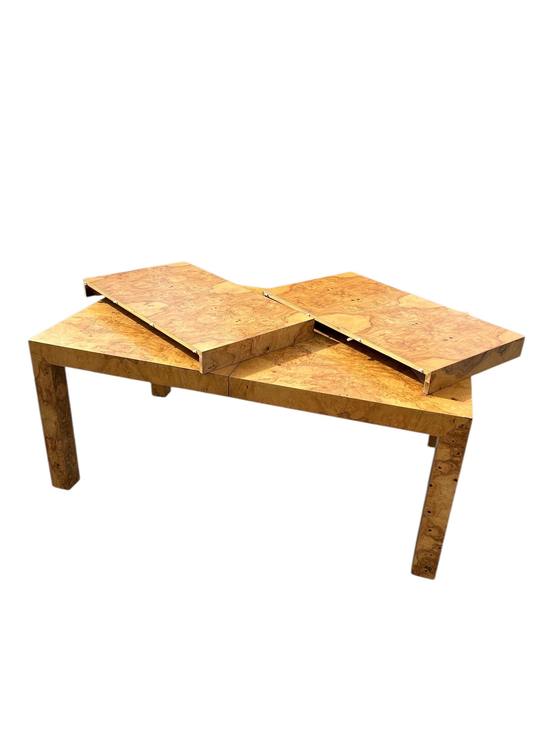 Noyer Table de salle à manger en bois de bouleau assortie par Milo Baughman en vente