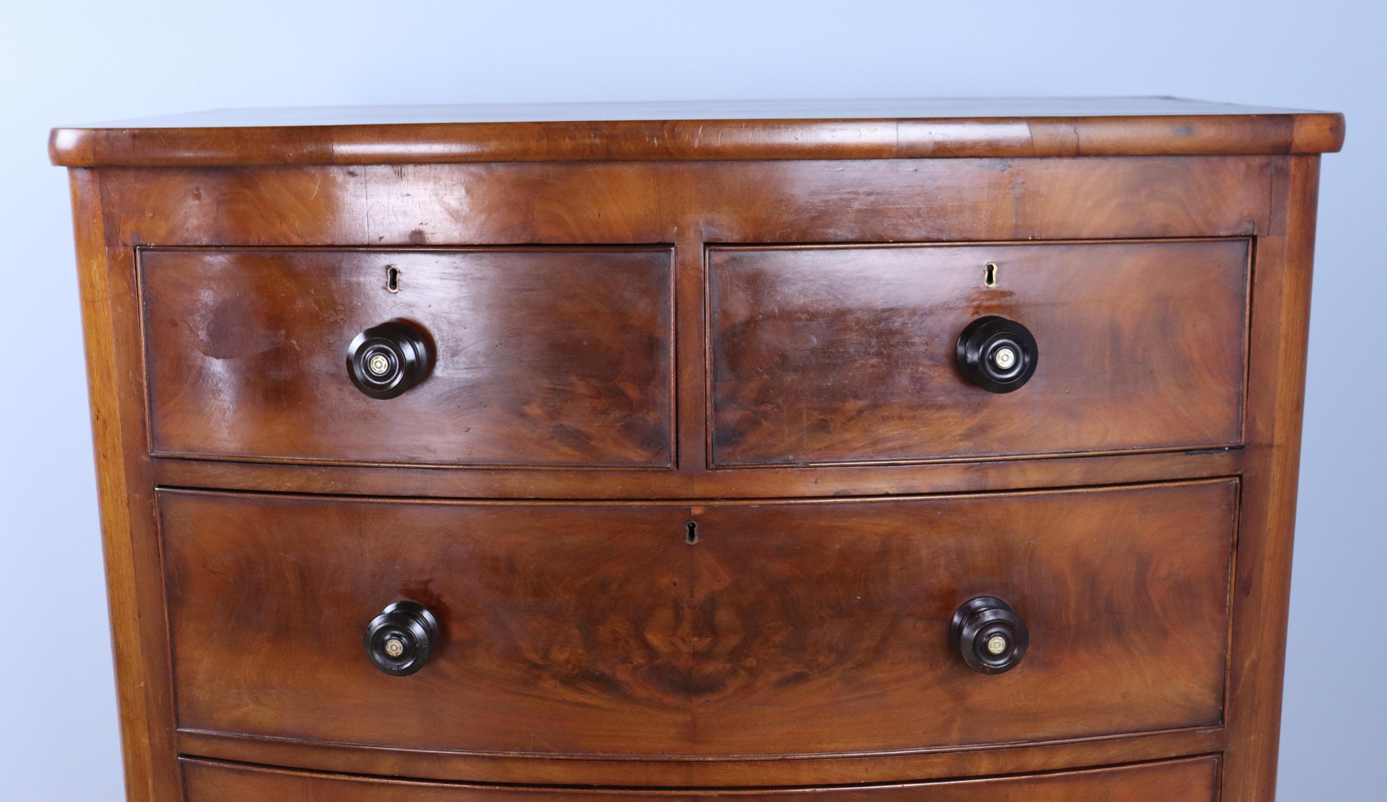 Bookmatched Veneered Bowfront Mahogany Chest of Drawers In Good Condition For Sale In Port Chester, NY