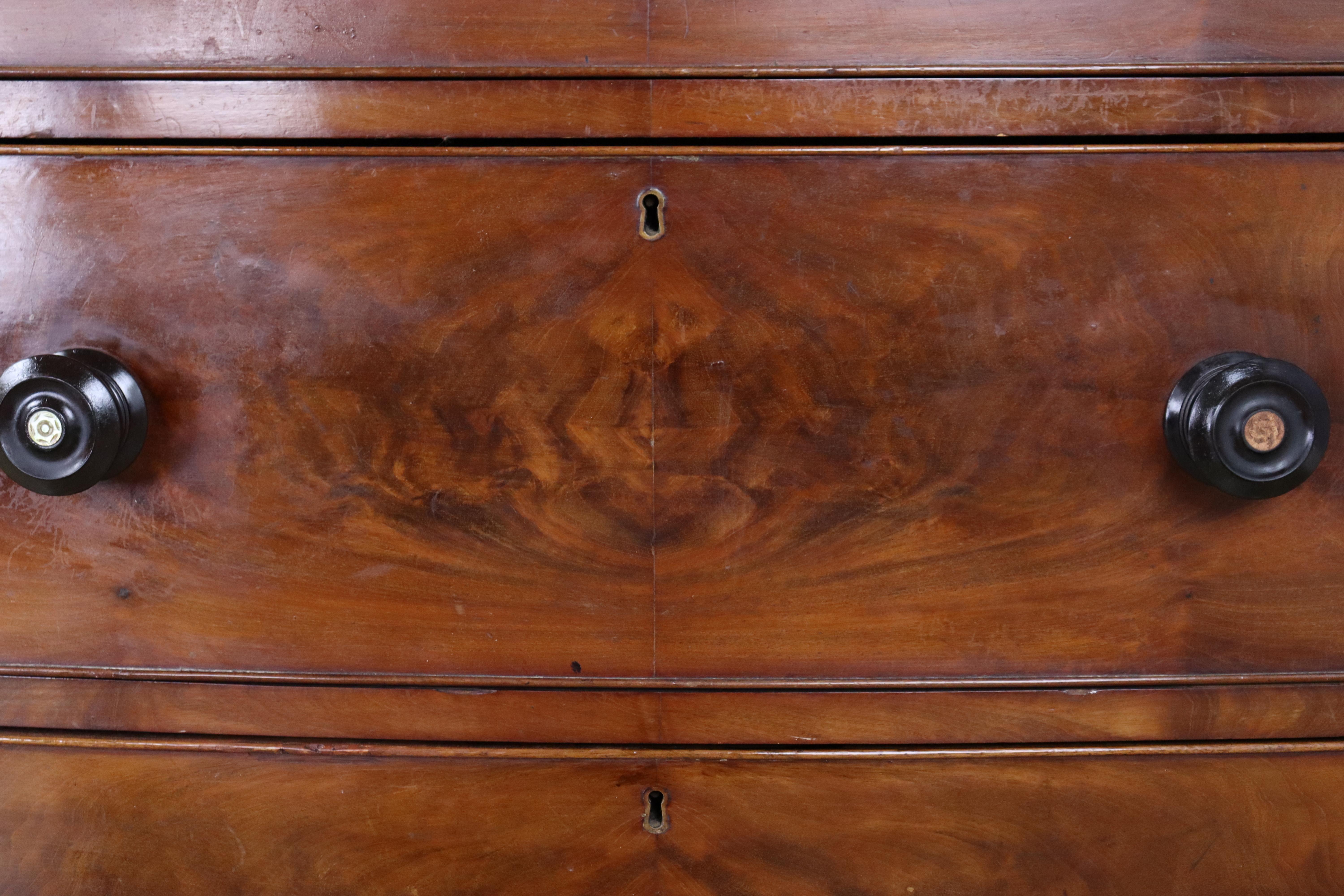 Bookmatched Veneered Bowfront Mahogany Chest of Drawers For Sale 1