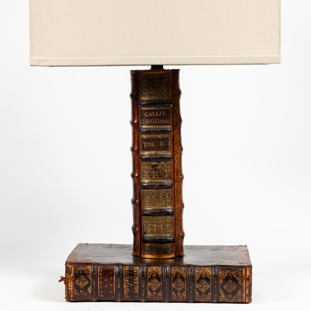 Anglais Lampe de bureau en forme de livre avec abat-jour personnalisé:: Angleterre:: début du XXe siècle