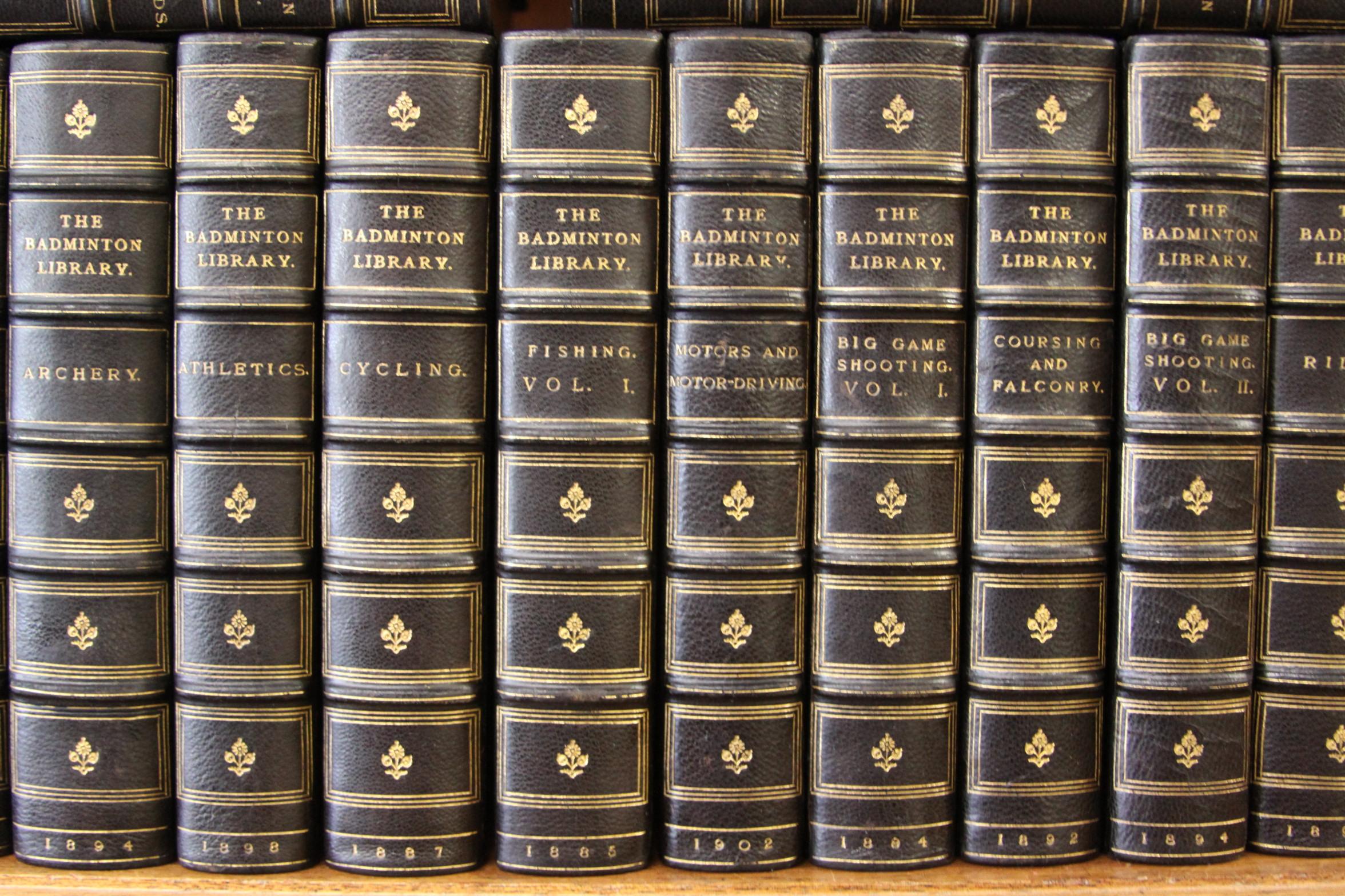 Bücher:: die Badminton Library Collection im Zustand „Gut“ in New York, NY