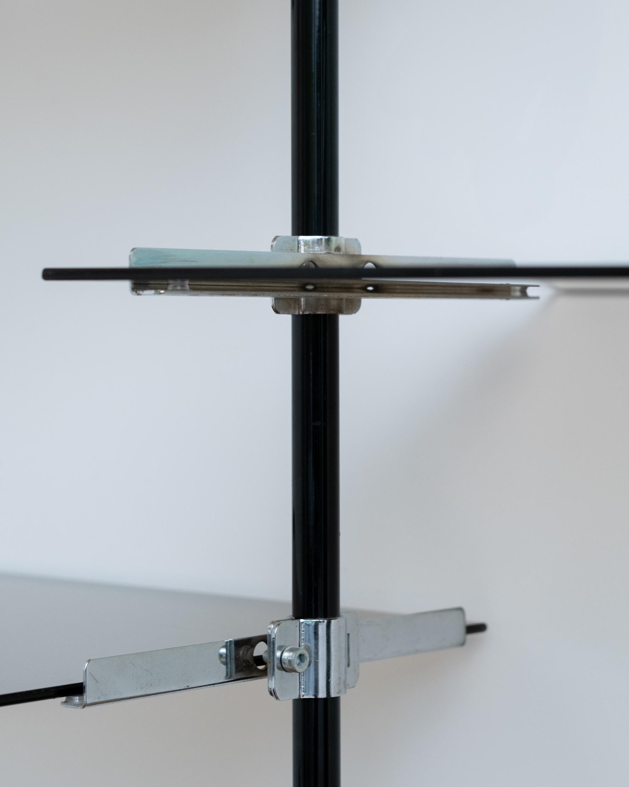 Questa straordinaria libreria in stile Bauhaus degli anni '50 è la quintessenza del Modern Aesthetic Design della metà del secolo scorso, che fonde forma e funzione con una raffinata estetica industriale. Dedicato a una struttura minimalista in