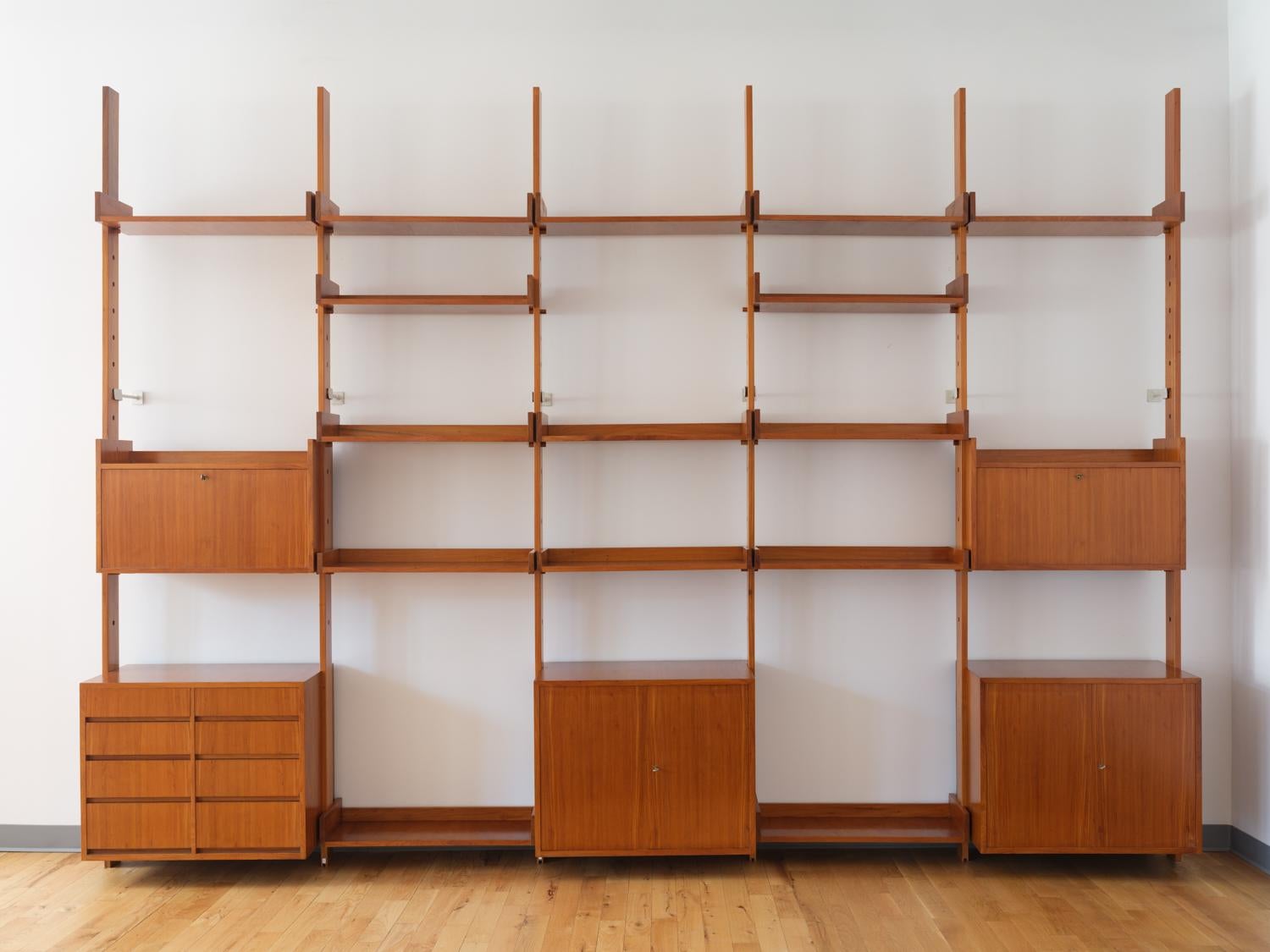 Designer prolifico e dotato, Joaquim Tenreiro (1906-1992) ha magistralmente gettato le basi del vivere moderno in Brasile attraverso i suoi mobili e i suoi interni. Nato in Portogallo e formatosi come falegname, Tenreiro si trasferì a Rio de Janeiro