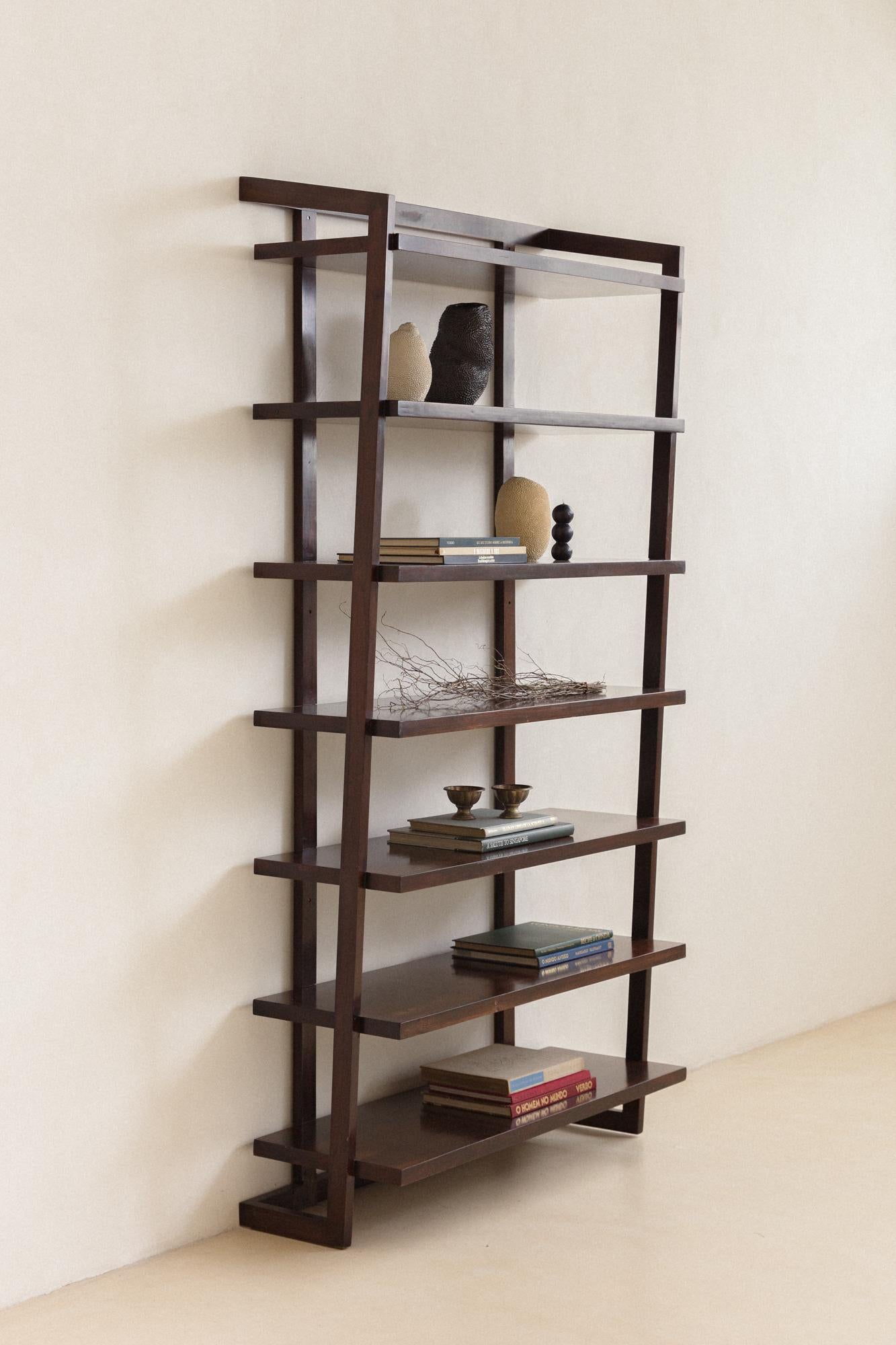 This bookshelf was designed by Joaquim Tenreiro (1906-1992) in the 1960s and produced by the company Tenreiro Arquitetura e Interiores.

The piece is made of solid Rosewood and is attached to the wall in two fixation points, by using a few screws.