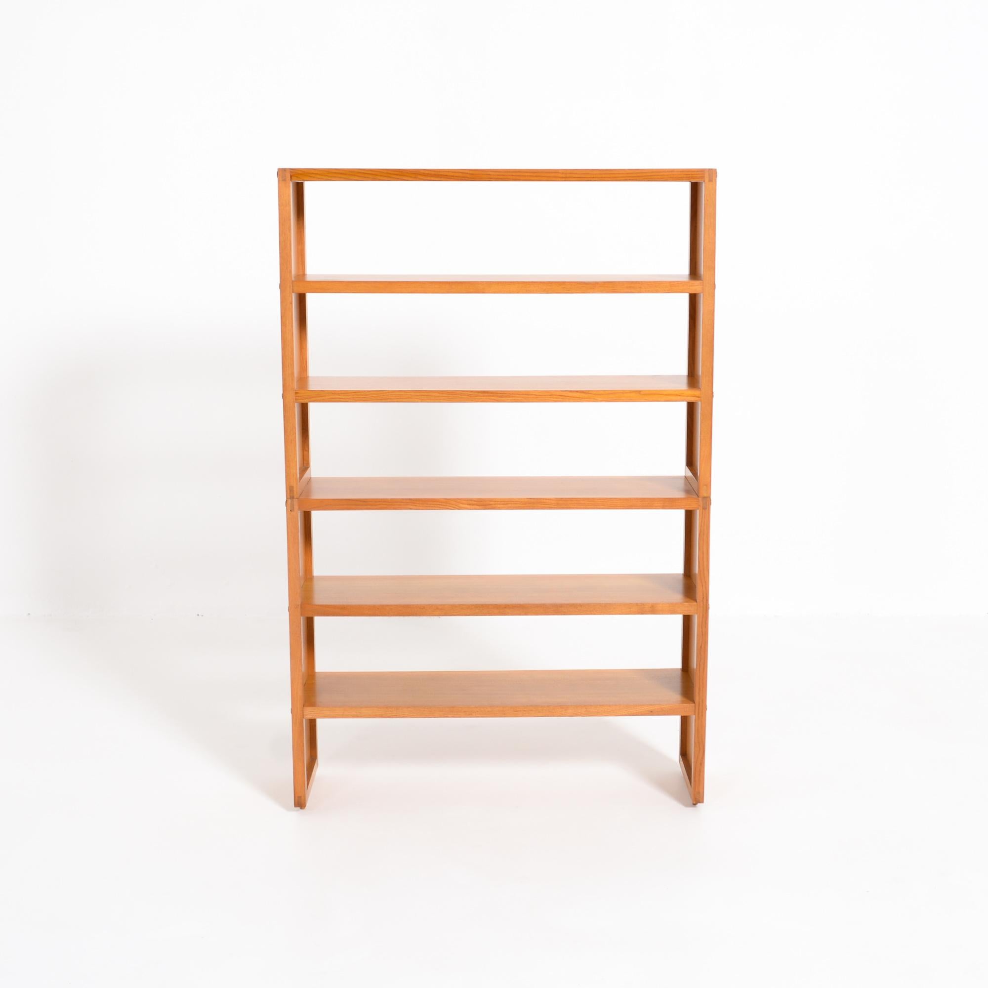 This bookshelf and room divider was designed by Pieter De Bruyne in 1957.
It was designed for a bedroom. Characteristic of De Bruyne’s work is the pure design with an eye for detail.
The bookshelf is made of ash wood and exists of two parts that