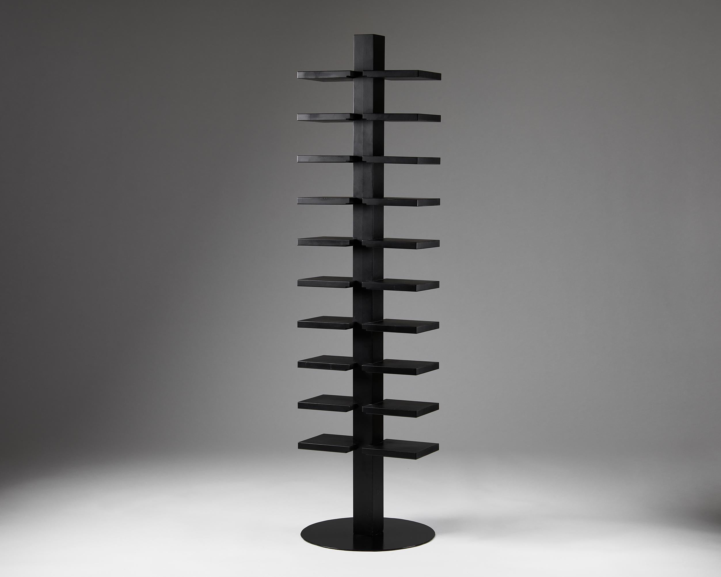 Bookshelf ‘Double Pilaster’ designed by John Kandell for Källemo, Sweden, 1990s.

Lacquered wood and metal.

Stamped.

This extremely practical and graphic double bookshelf was produced by Källemo as a limited edition in black, following John