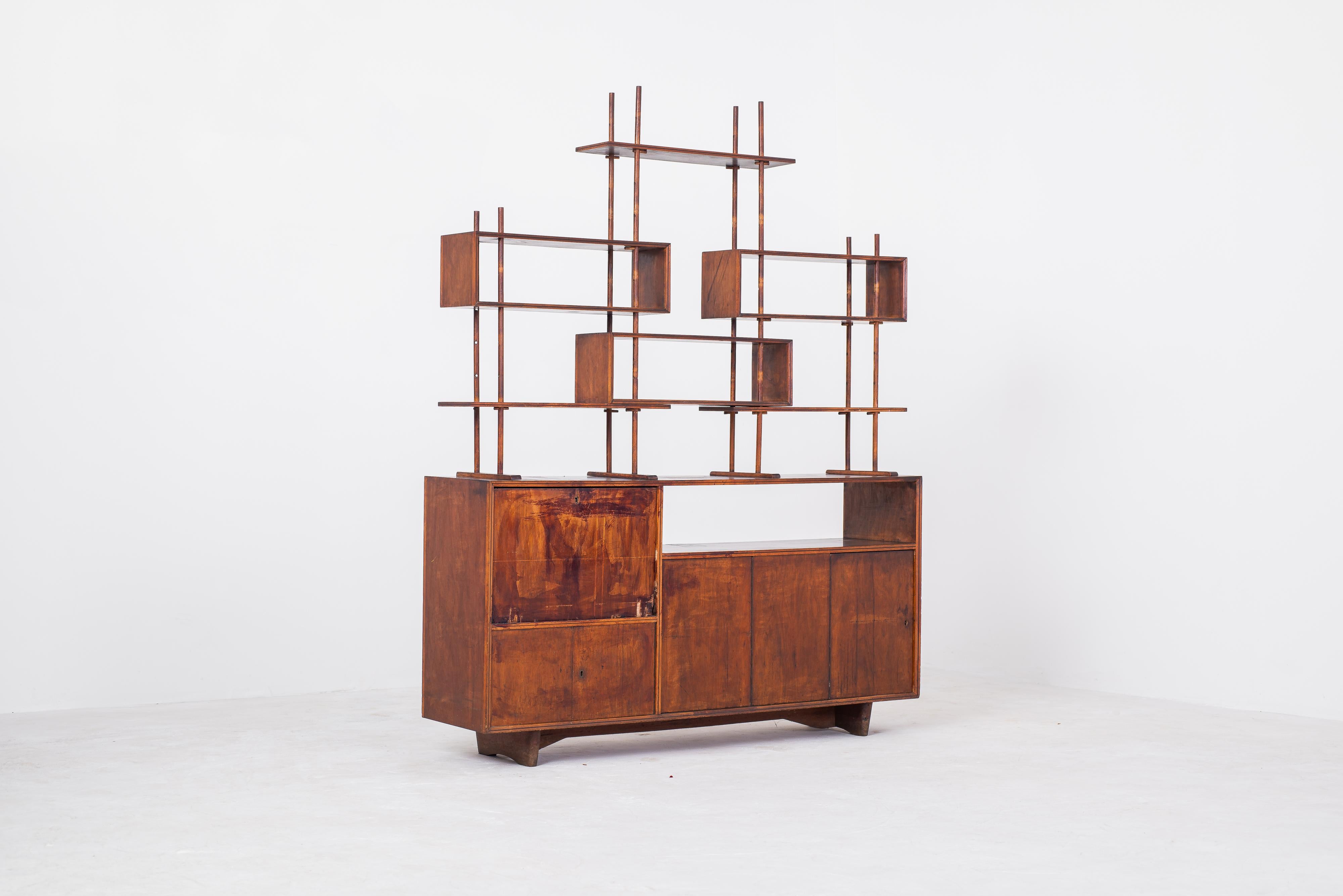 Un pezzo raro ed eccezionale della prima fase dell'architetto e designer Jose Zanine Caldas: questa libreria non solo offre diverse opzioni di disposizione e combinazione dei suoi ripiani, ma funge anche da divisorio. Presenta etichette della