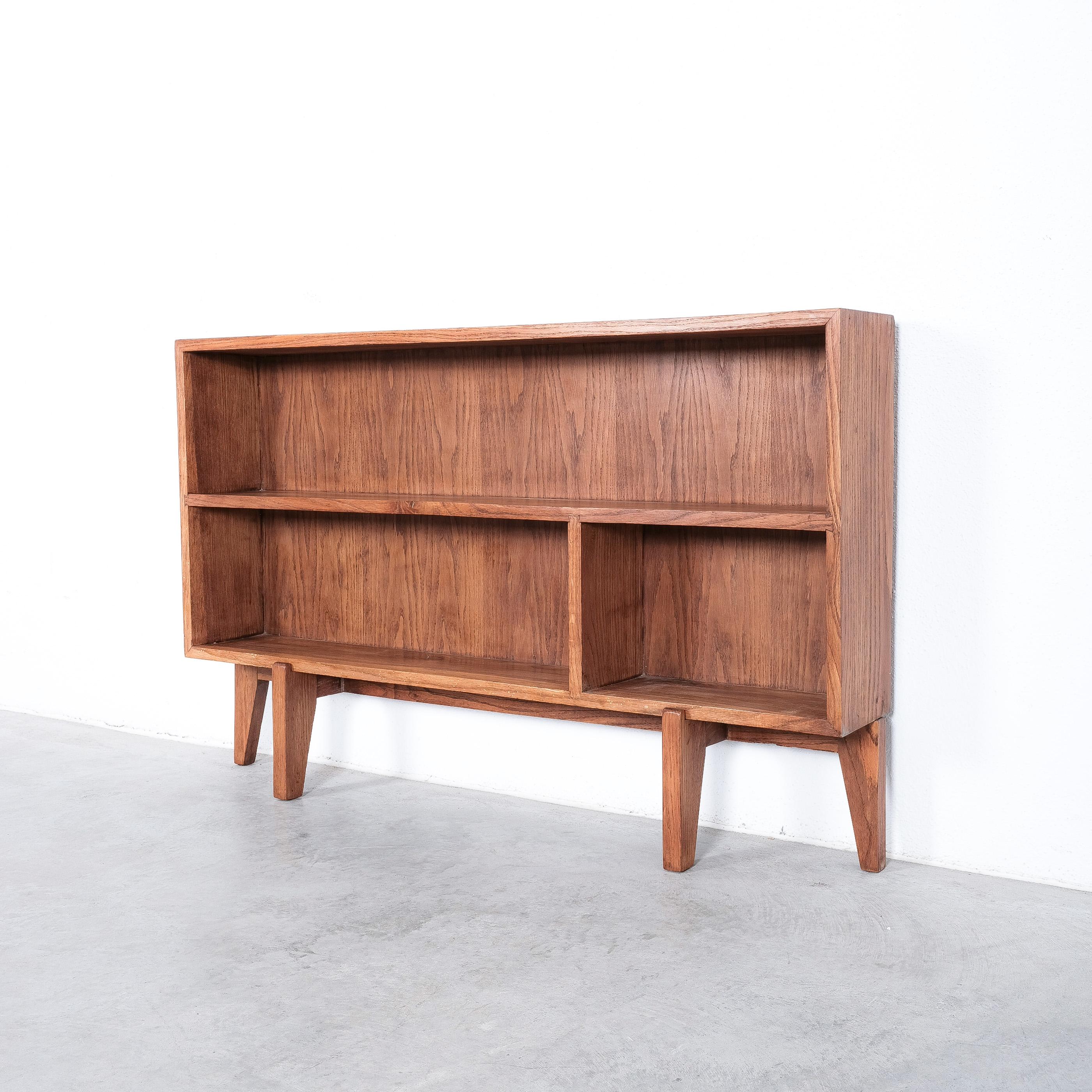 Bookshelf from Walnut Wood Style Gio Ponti, Italy, Mid Century In Good Condition For Sale In Vienna, AT