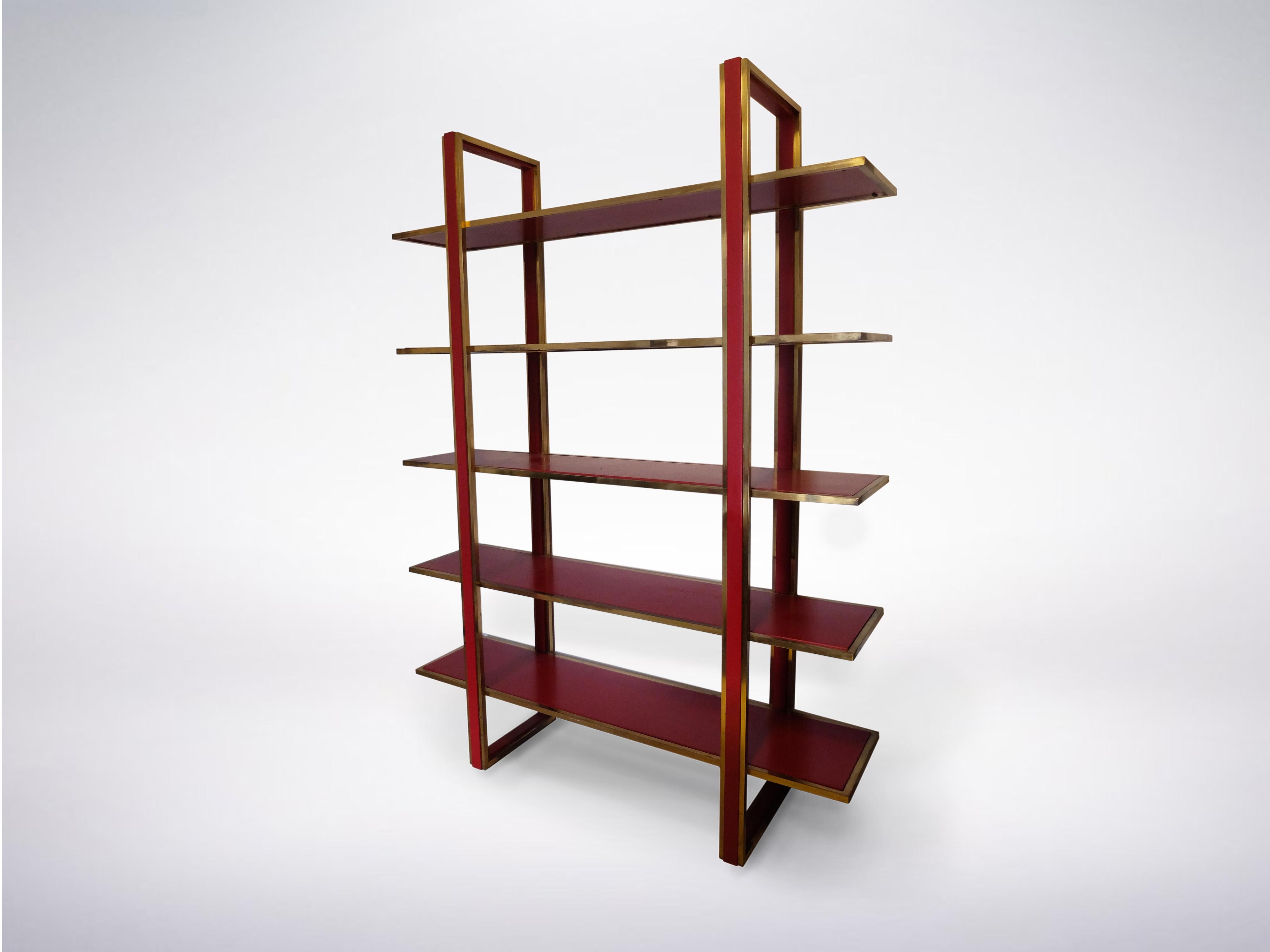 Geometric Mid-Century Italian Bookshelf in brass and deep red lacquered wood by Romeo Rega, 1970s.

The brass on this Bookshelf presents an exquisitely aged patina. while the incredible Deep Red Lacquer of the wooden panels contrasts perfectly with