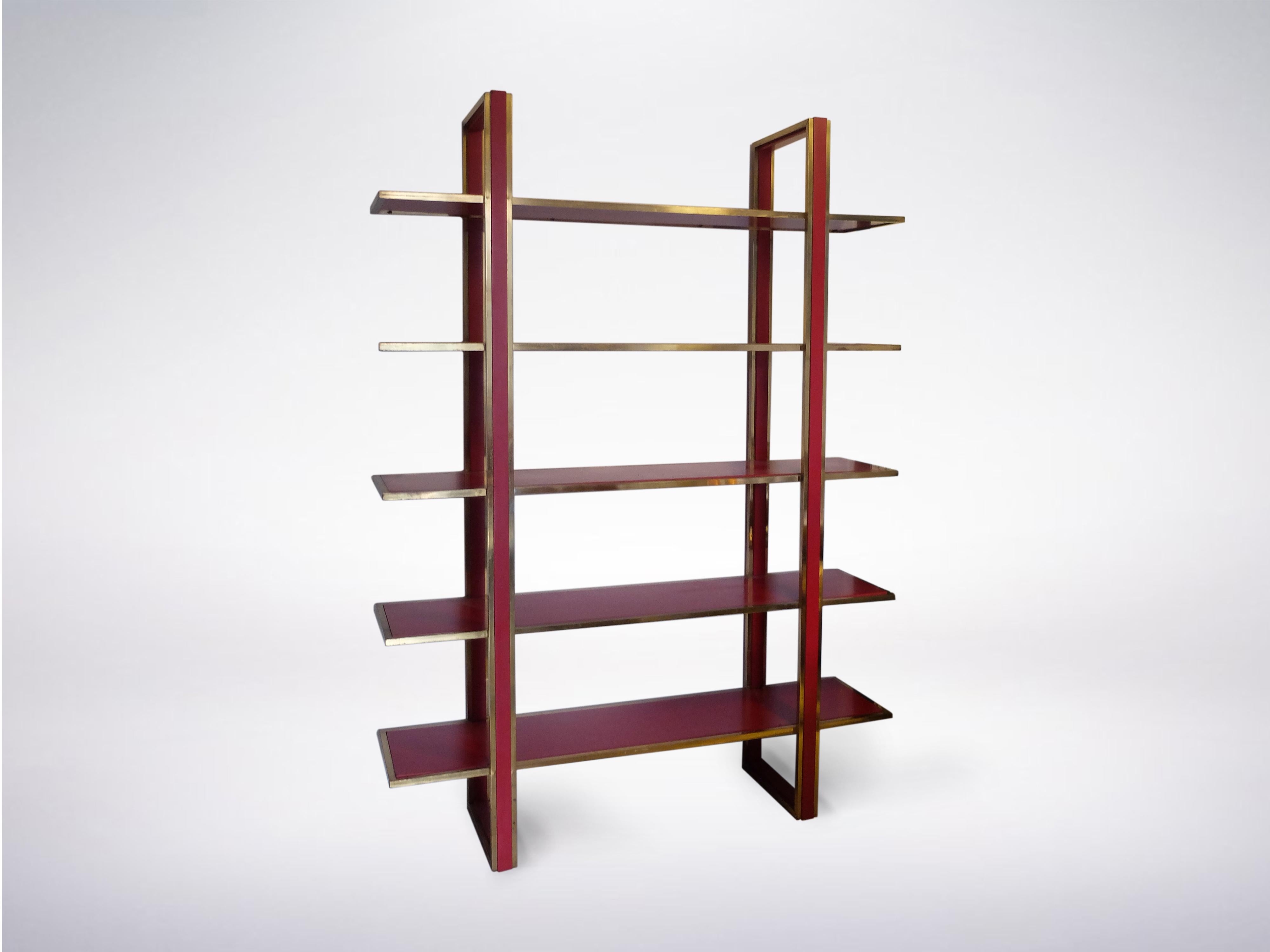 Italian Mid-Century Bookshelf in Brass and Red Lacquered Wood, Romeo Rega, 1970s In Good Condition In Milan, IT