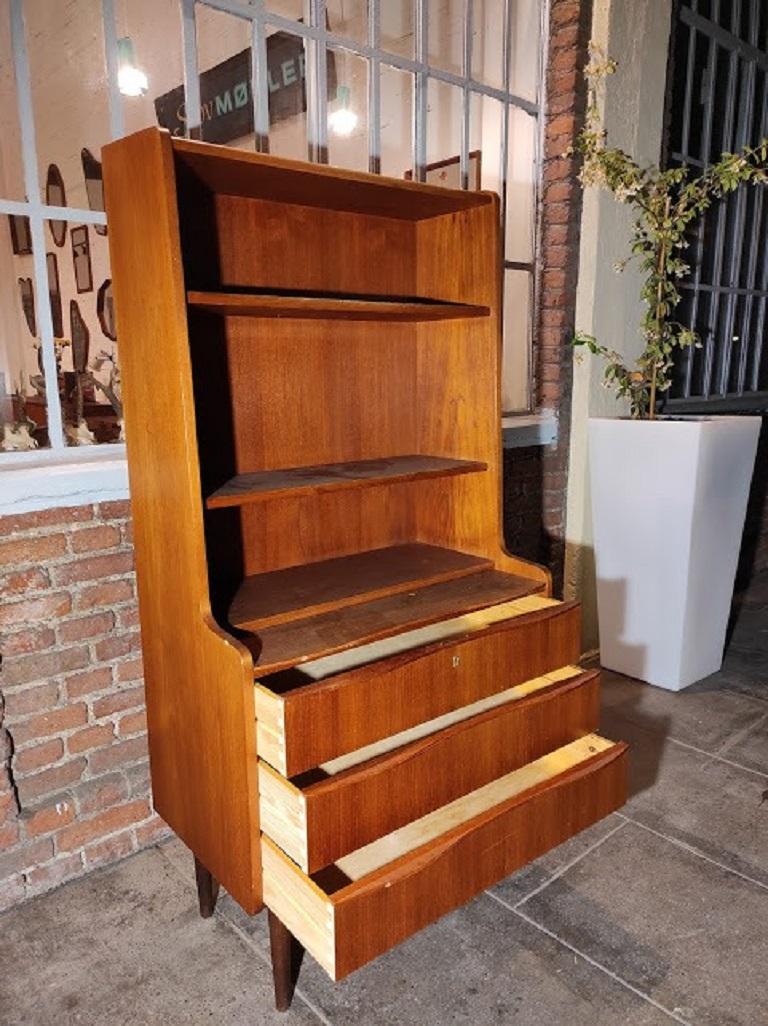 Bookshelf in Teak Wood, Denmark, 1960
The bookshelf will be delivered perfectly restored and finished with natural oils and waxes.

Additional information:
Country of Manufacture – Denmark
Design Period – 1960
Production Period – 1960
Style –