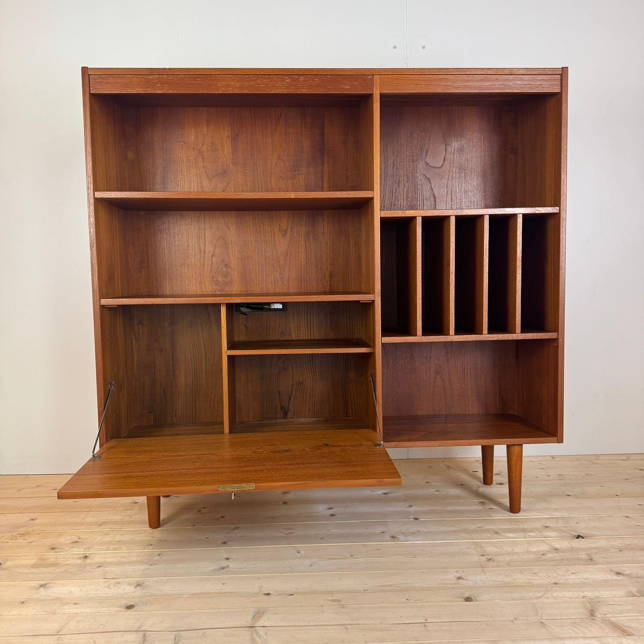 Mid-Century moderno Bookshelf made in Denmark in teak wood in vendita