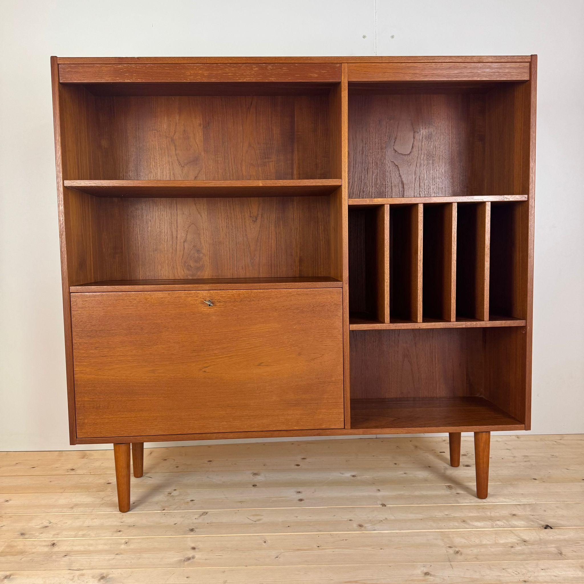 Impiallacciato Bookshelf made in Denmark in teak wood in vendita
