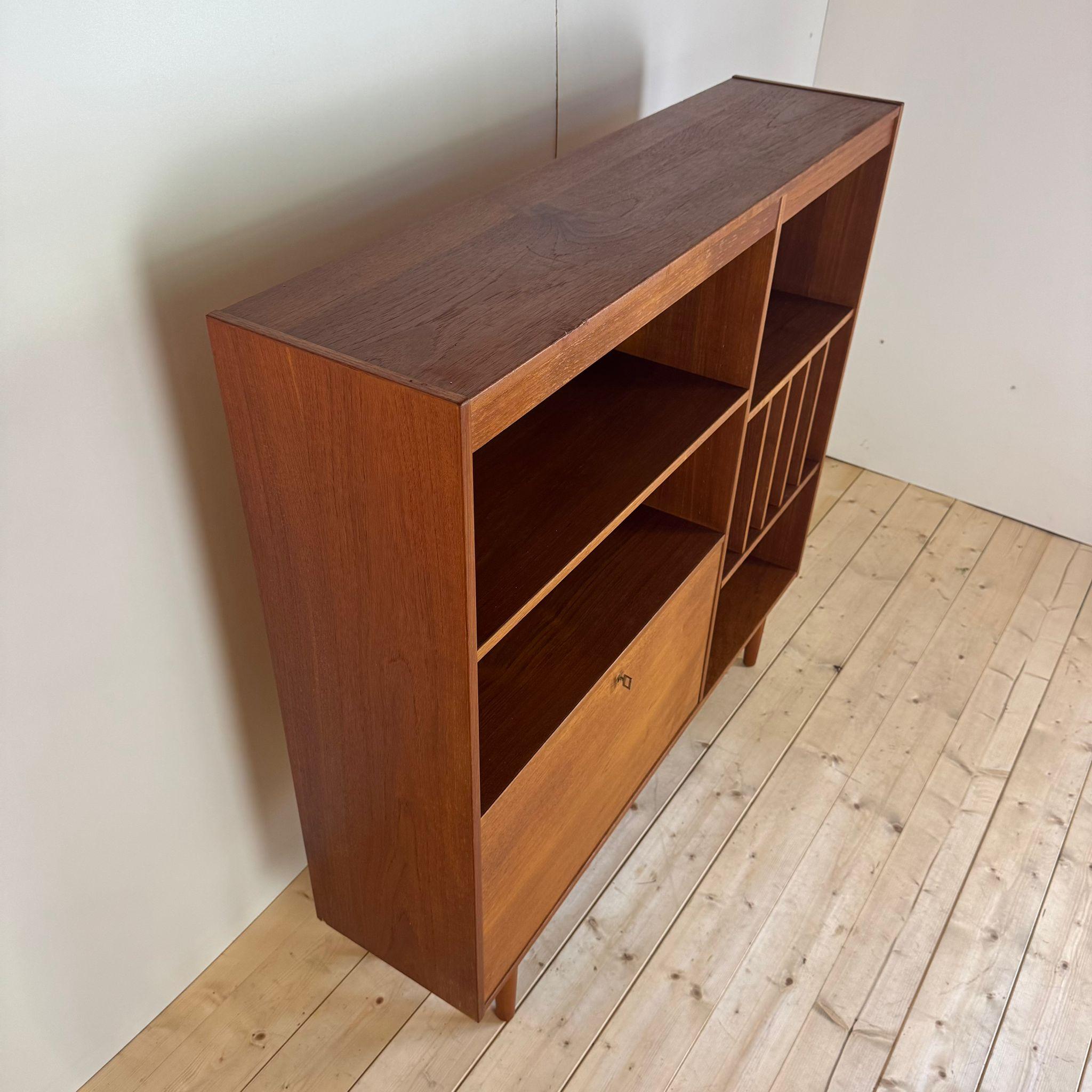Bookshelf made in Denmark in teak wood In condizioni buone in vendita a Torino, IT
