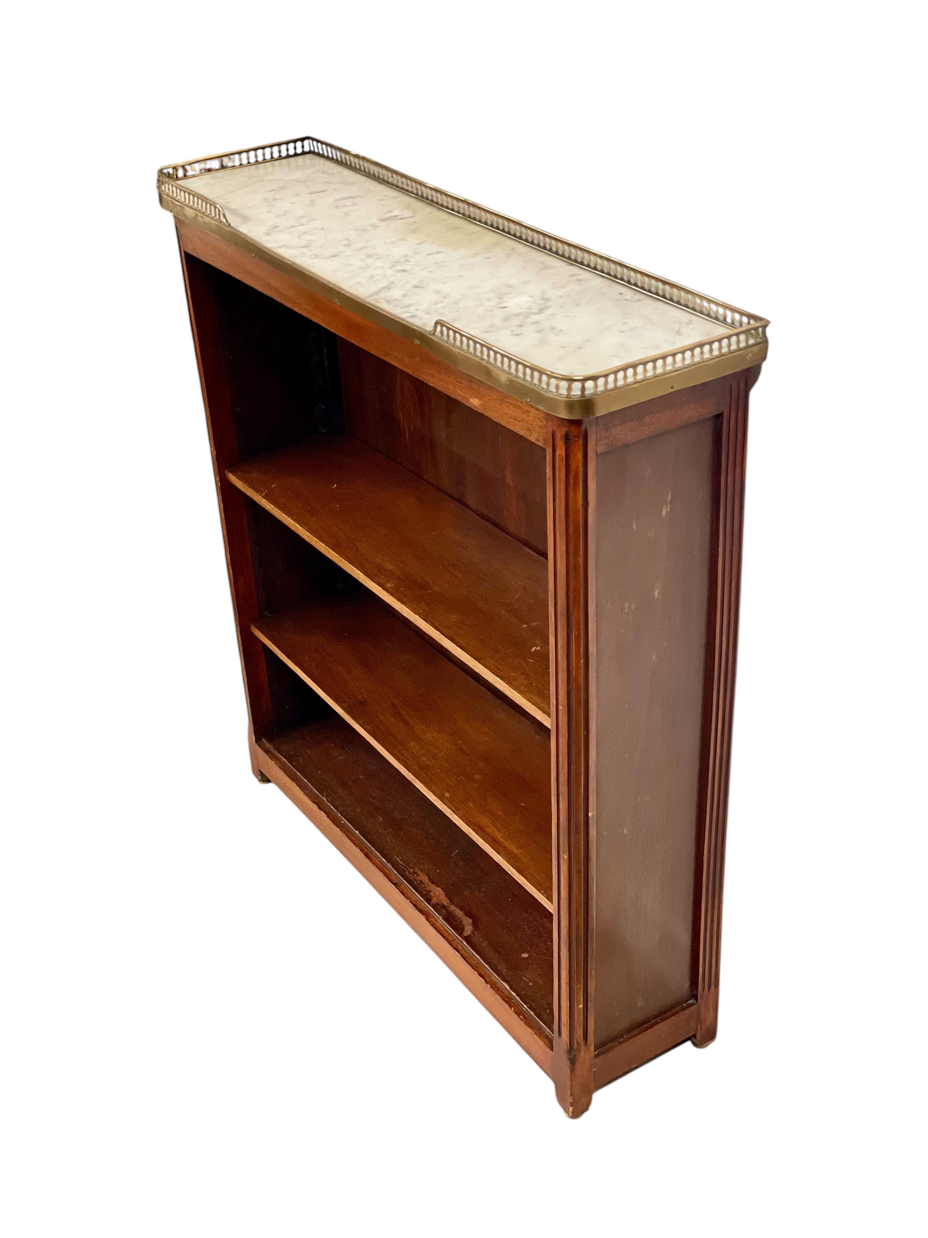 Ottone Libreria o Bibus con piano in marmo e galleria in ottone, XIX secolo in vendita