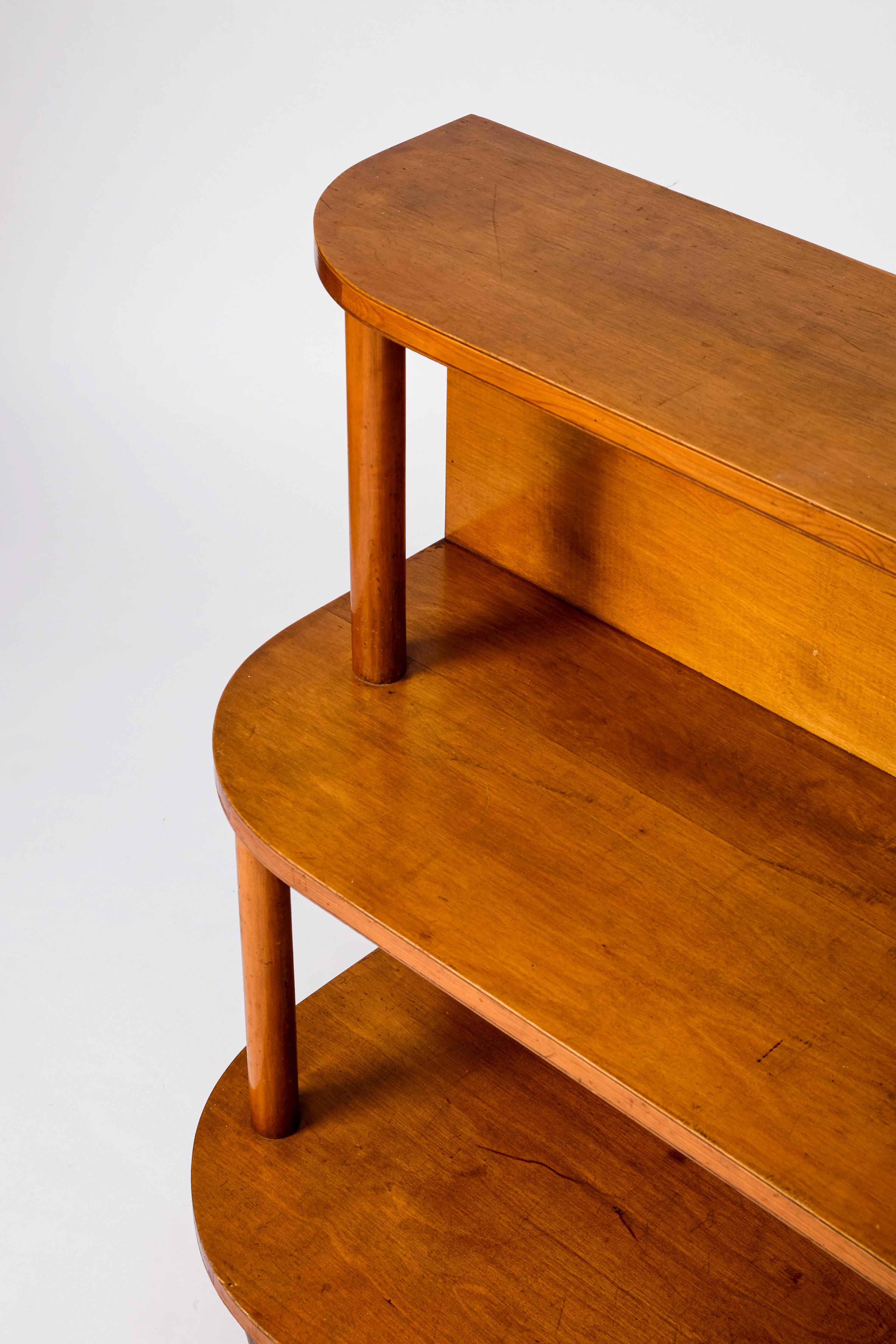 Freestanding bookshelf produced in Sweden, 1930s.
Good vintage condition with signs of usage.