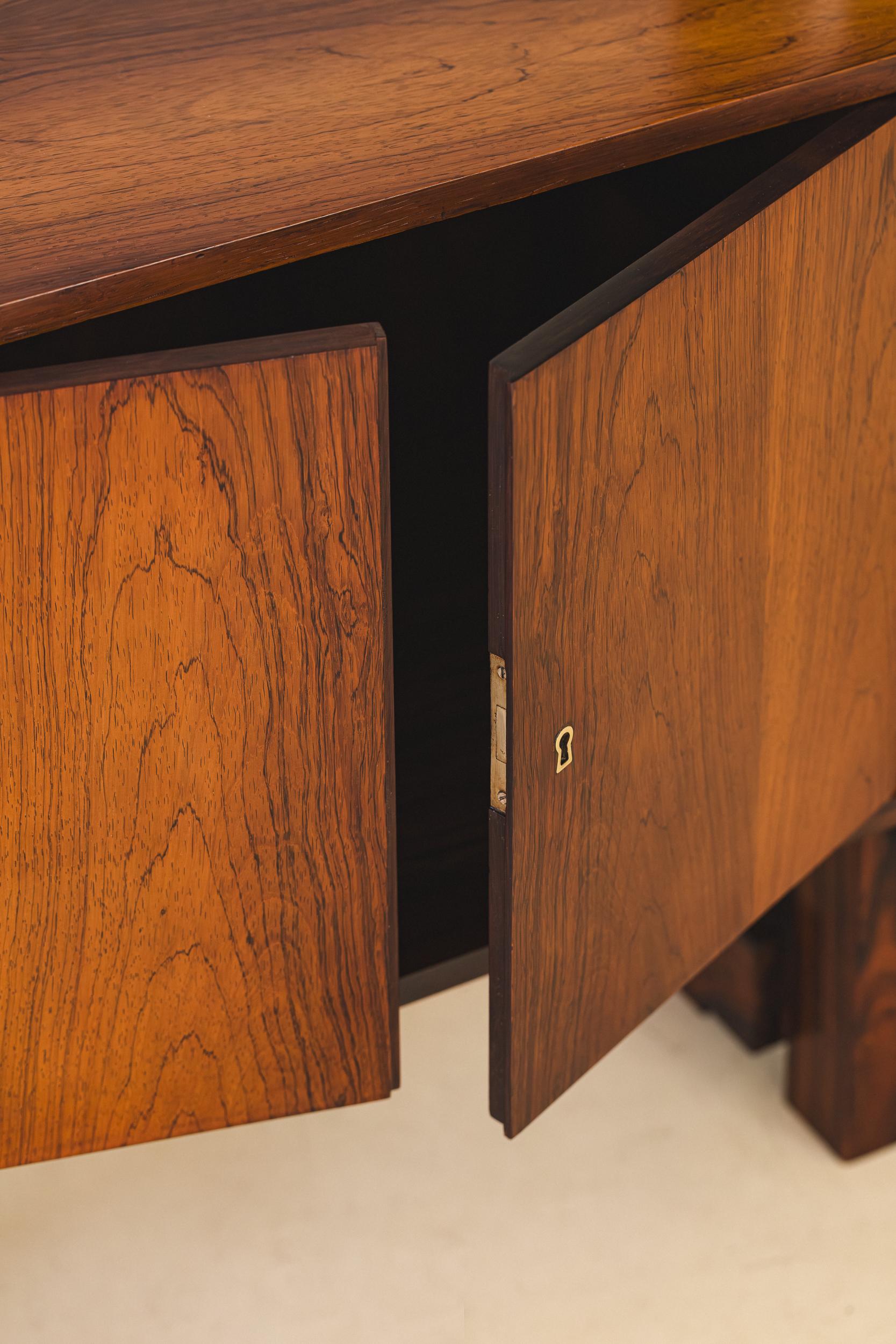 Mid-20th Century Bookshelf with Rosewood Veneers by Brazilian company Celina Decorações, 1960s For Sale