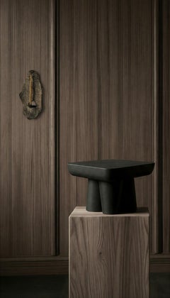 Leggio Homme Moderno Organico Scultoreo in Pietra Fusa Nera di Atelier A.