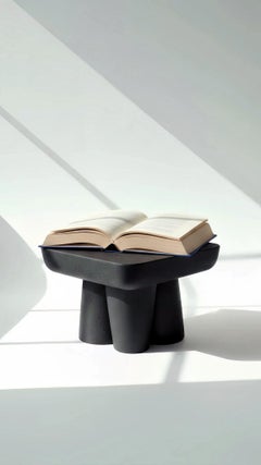 Buchständer Homme Sculptural Organic Modern aus schwarzem Steinguss von ALENTES Atelier