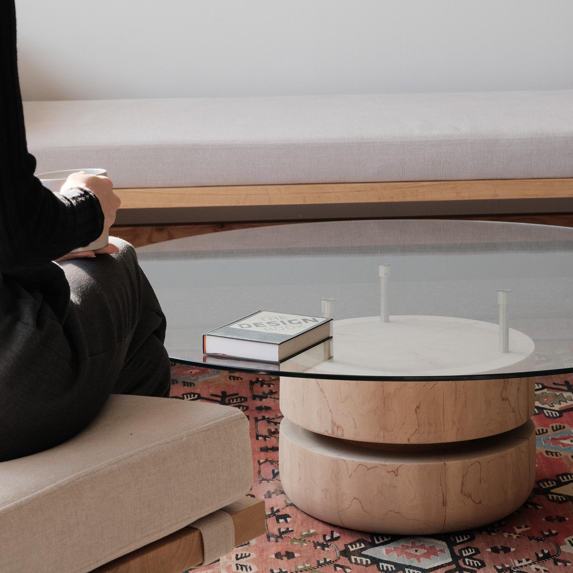 Minimaliste Table basse bookWORM, corps en cèdre, plateau en verre en vente