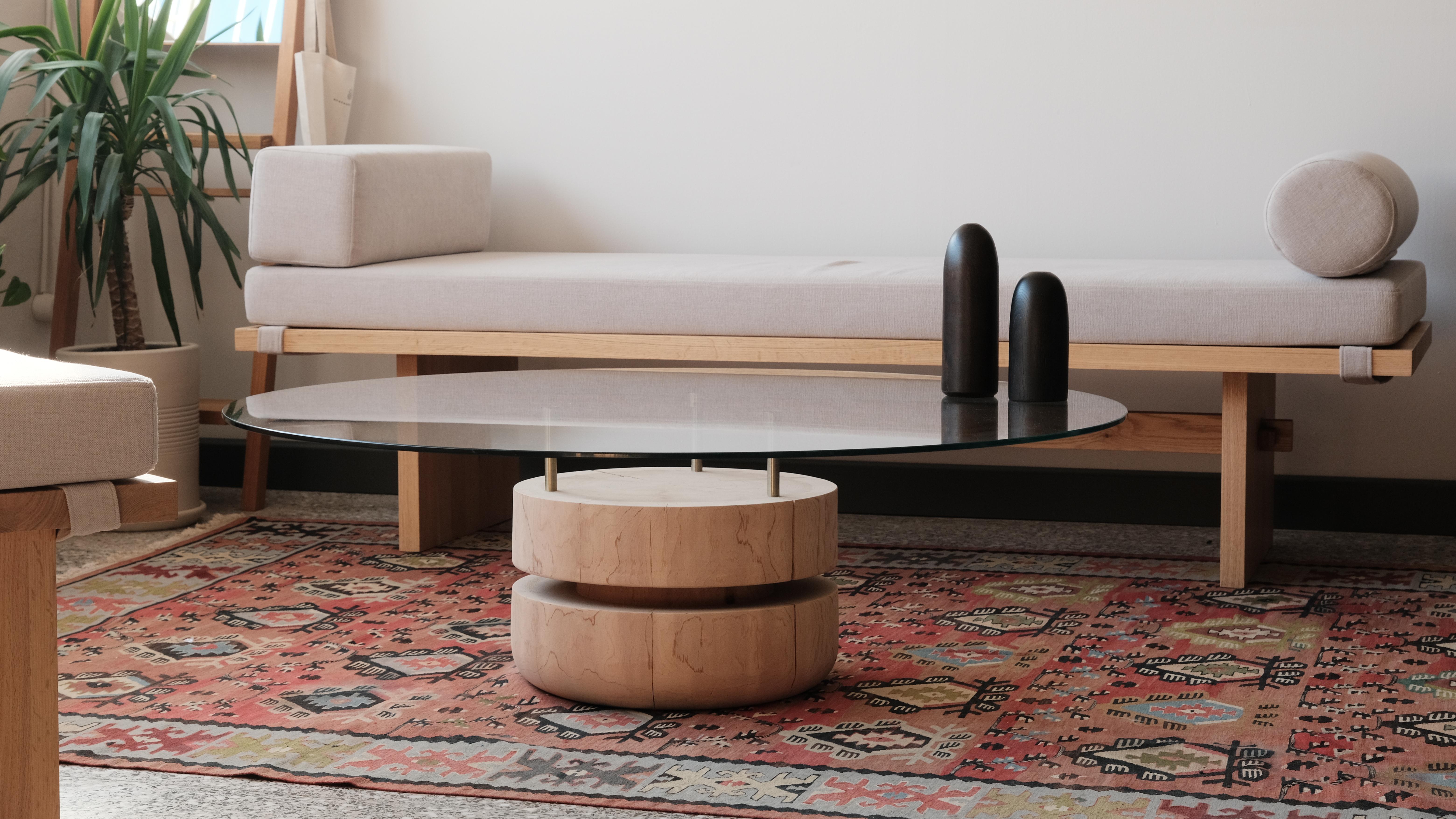Turc Table basse bookWORM, corps en cèdre, plateau en verre en vente